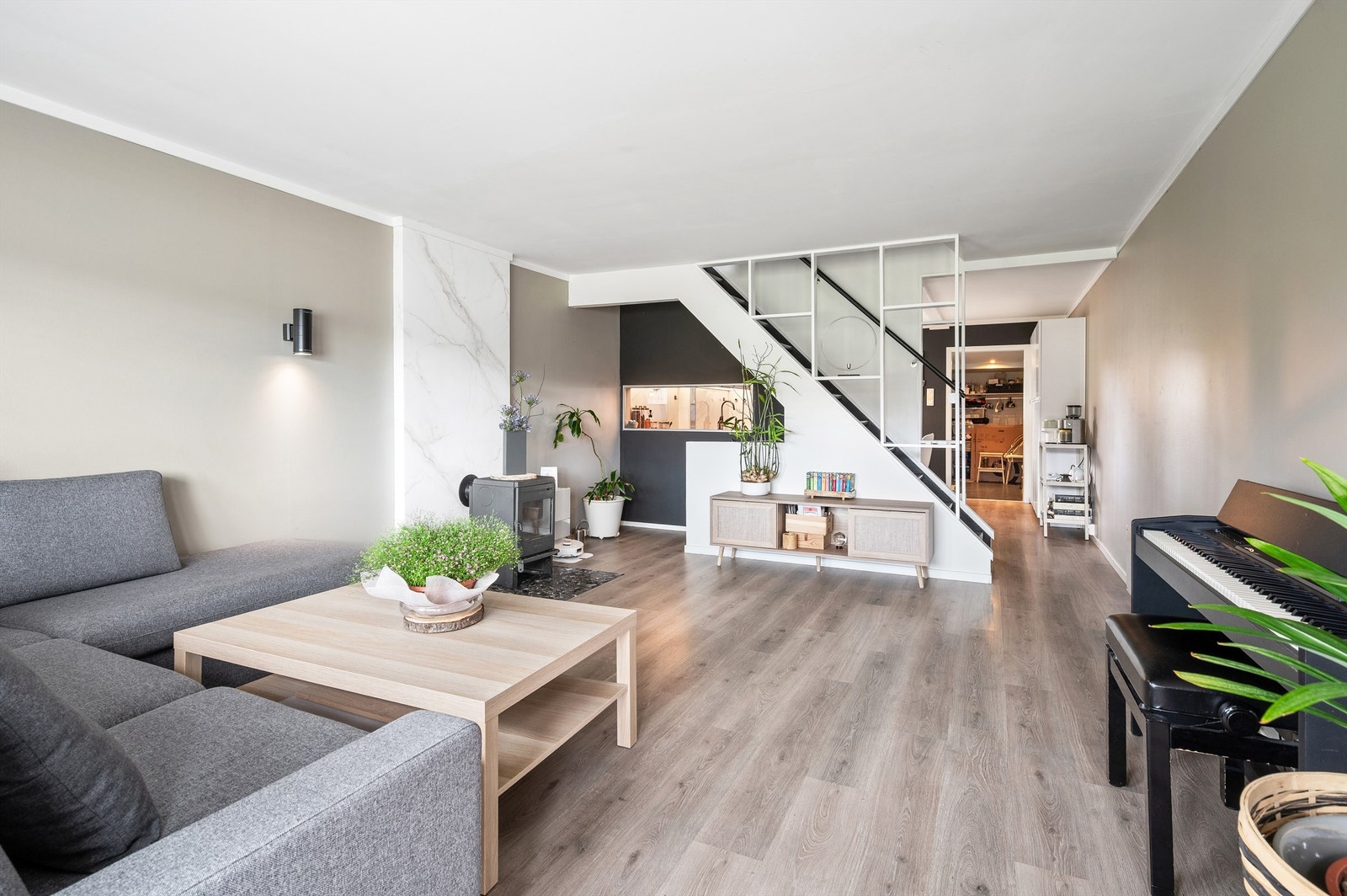 Moderne kjøkken fra 2017 og peisovn i stuen. Foto: Peter Futo v/Kreativ Mango AS Galleribilde