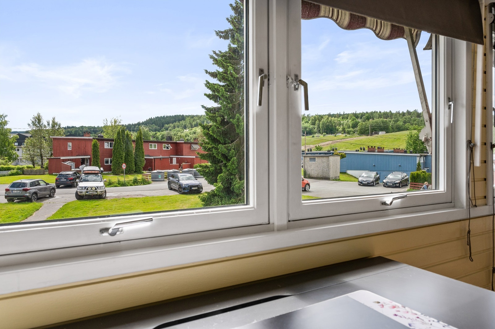 Utsikt over et rolig og etablert boligområde. Galleribilde