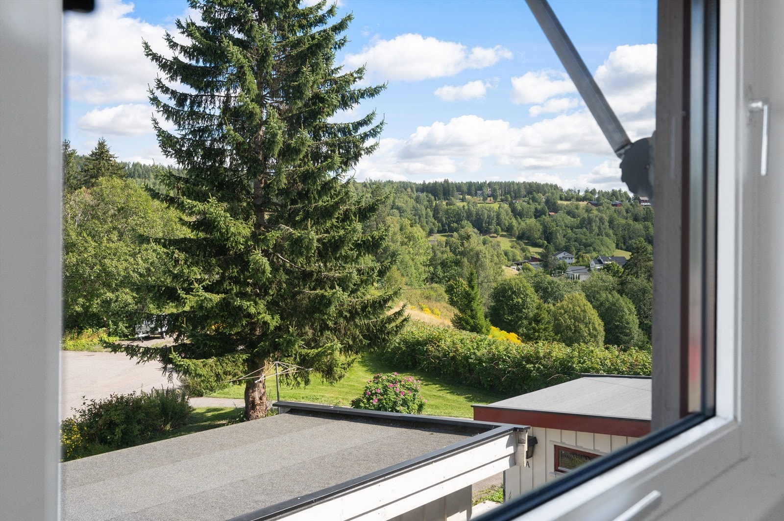 Fra eiendommen er det umiddelbar nærhet til skog og turmuligheter. Galleribilde