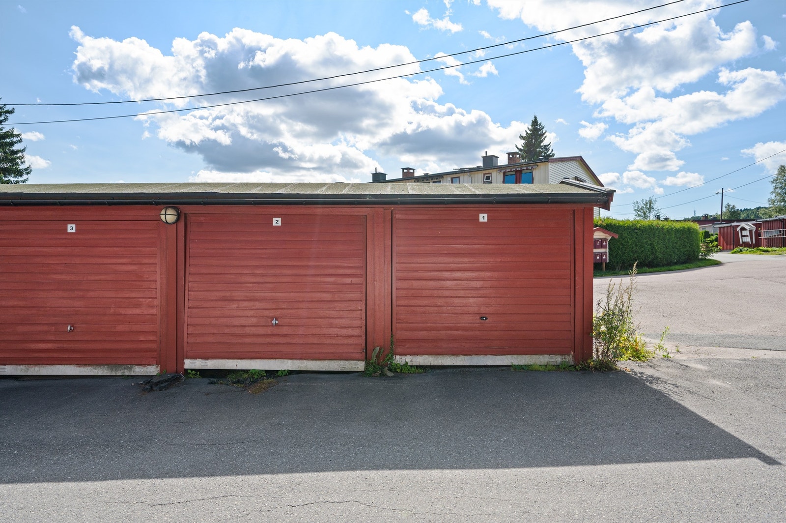 Garasjeplass i felles anlegg med installert elbillader. Galleribilde