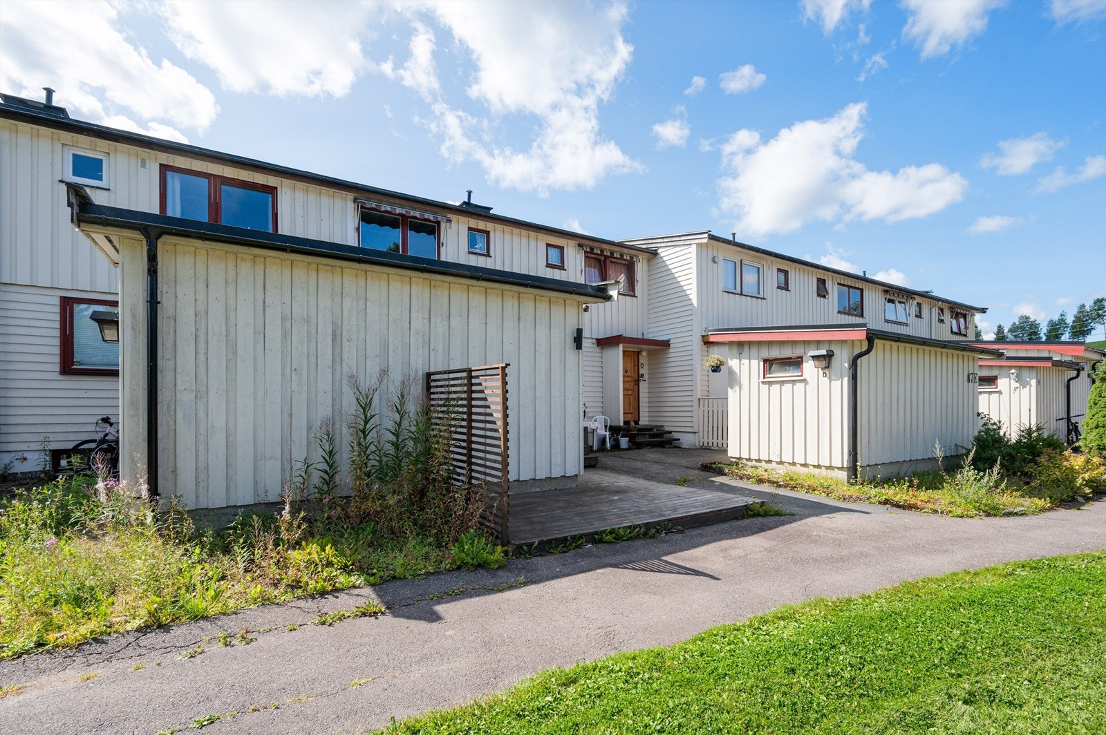 Rekkehuset ligger i et område med luftige grøntarealer. Galleribilde