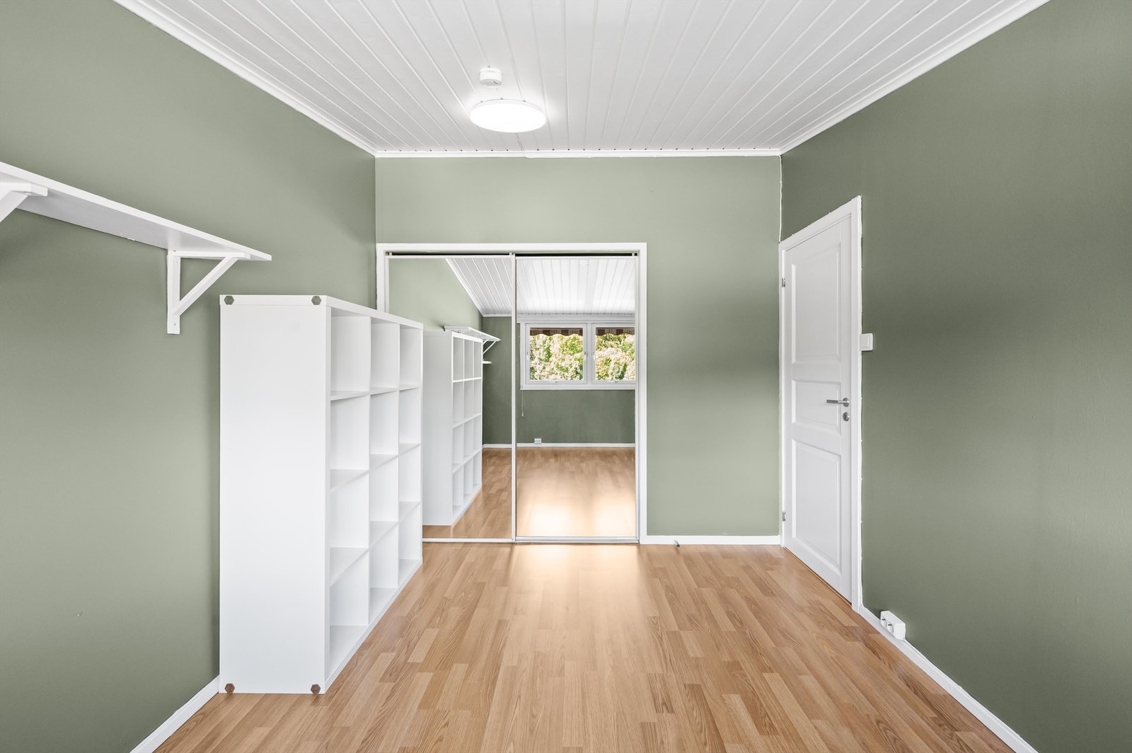 Skyvedørsgarderobe med speilfronter gir god oppbevaringsplass. Galleribilde