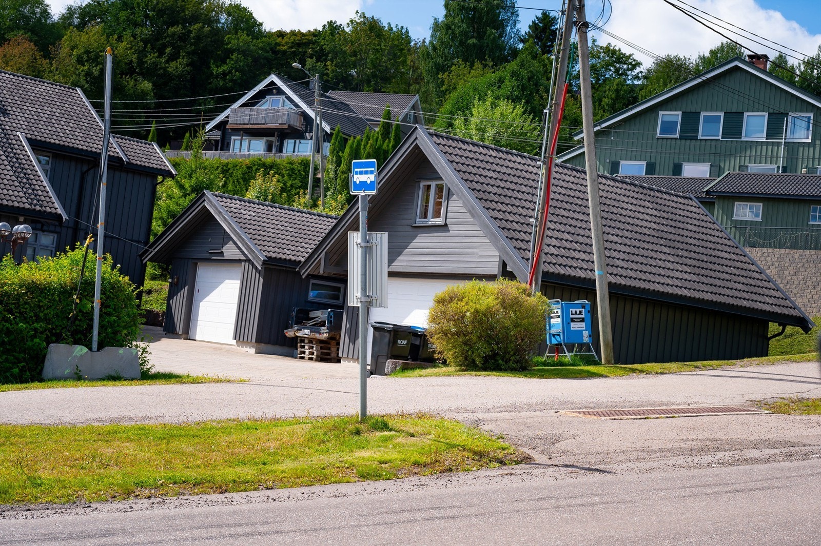 Busstopp ved Slattum terrasse gir forbindelse med linje 395 og 396. Galleribilde
