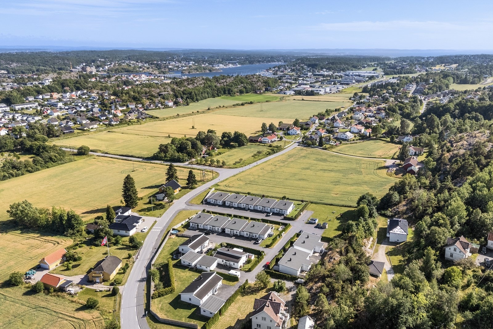 Nærmeste bussholdeplass, Ålesvingen, ligger kun 4 minutters gange unna. Galleribilde