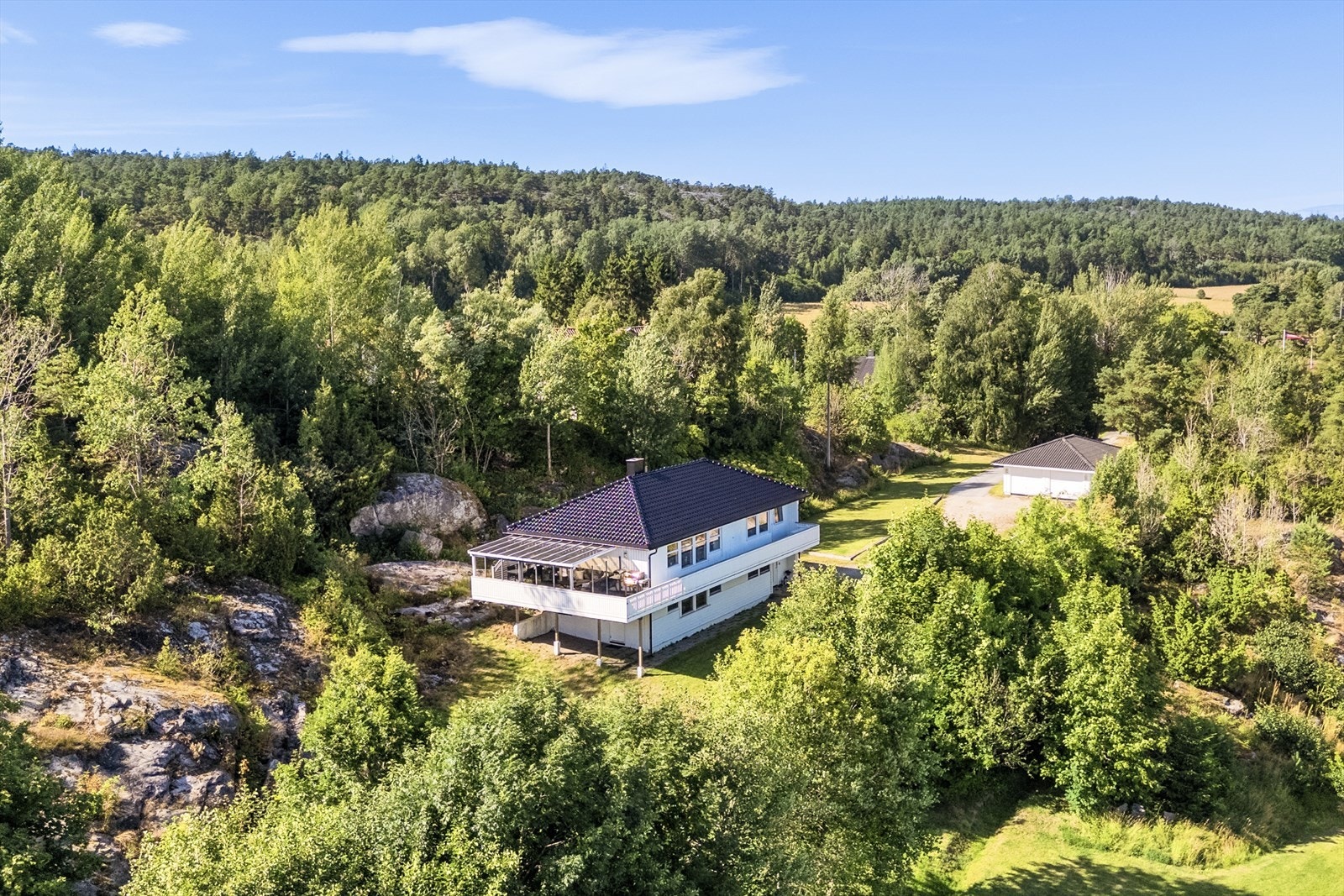 Eiendommen ligger usjenert til, omkranset av natur og med lite innsyn. Galleribilde