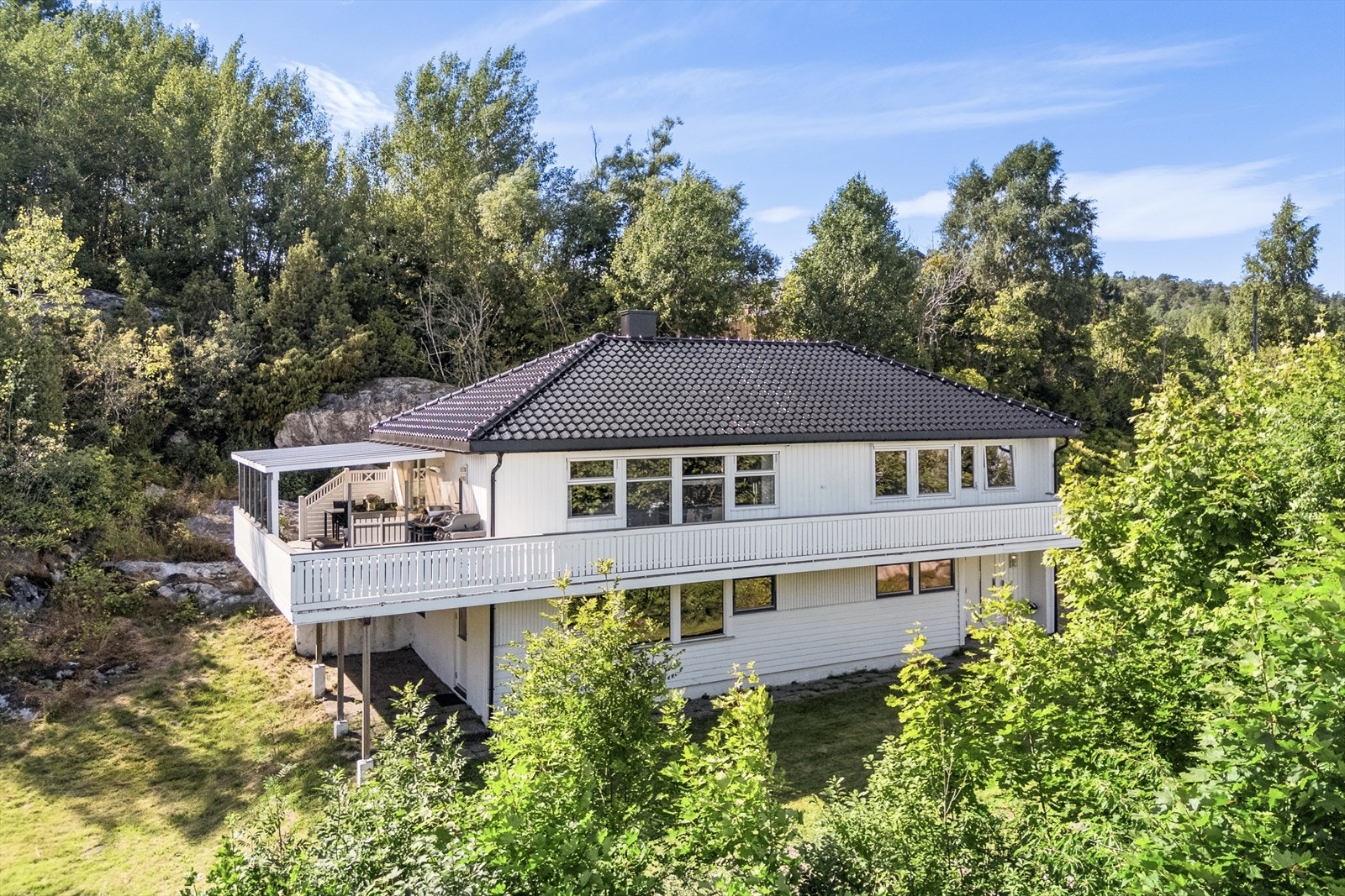 Boligen er kledd med stående og liggende bordkledning. Galleribilde