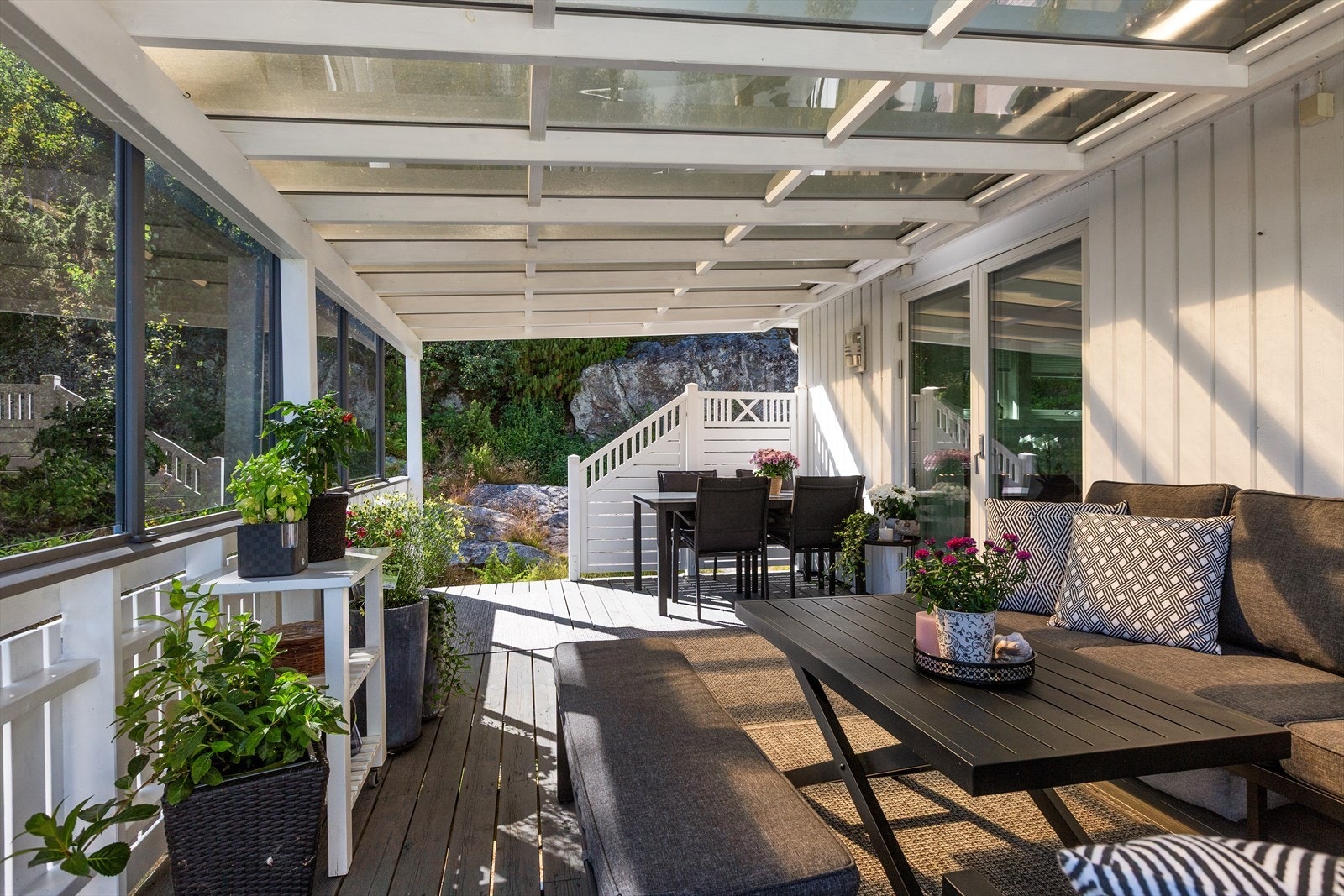 Verandaen har god plass til flere sittegrupper. Galleribilde