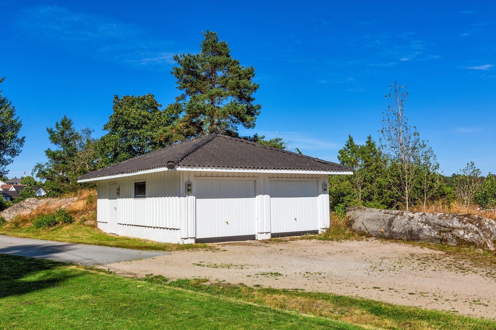 Dobbelgarasje med god plass, samt rikelig med oppstillingsplass på tomten. Galleribilde
