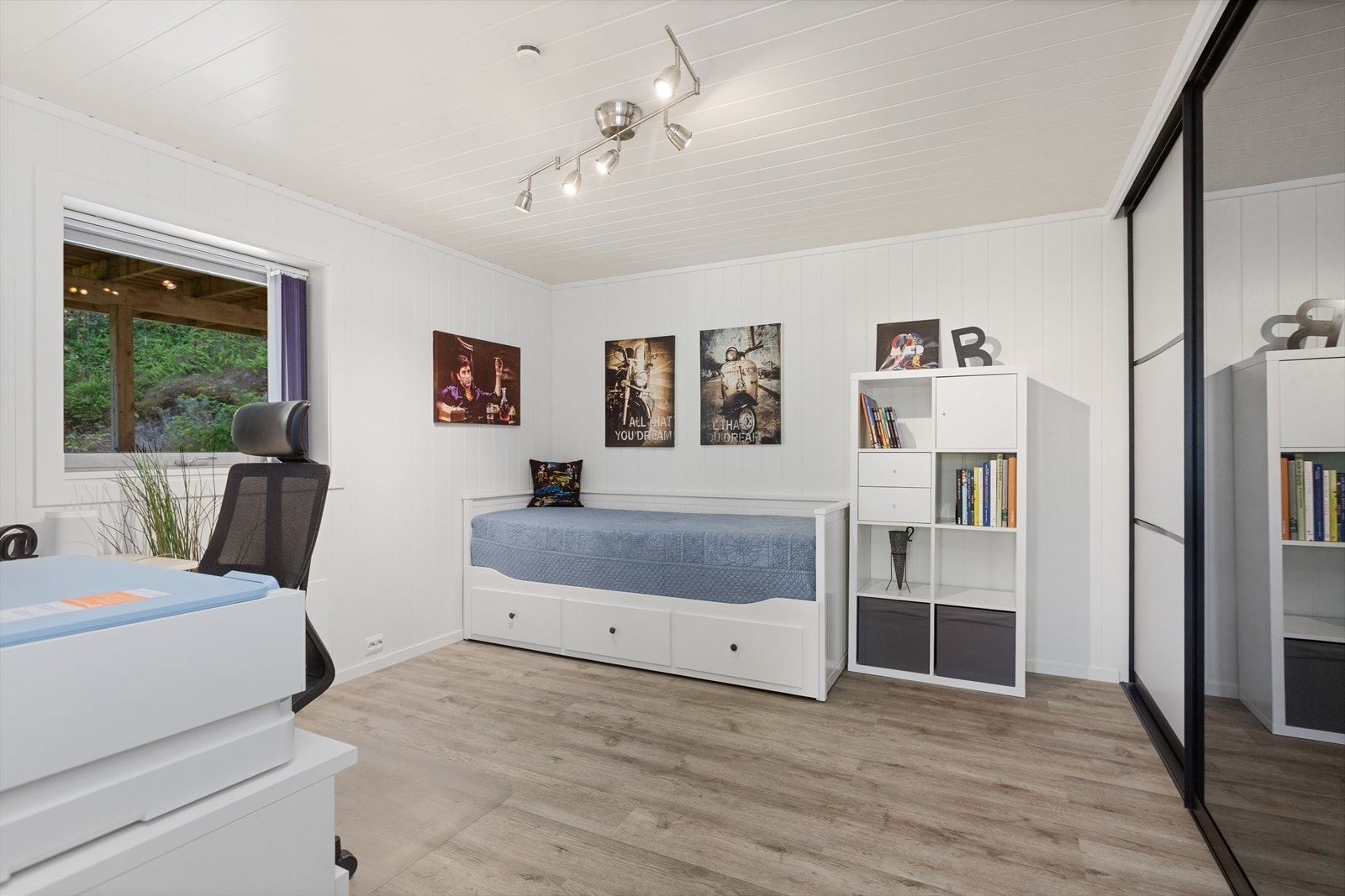 Innredet rom i sokkeletasjen med laminatgulv, i dag benyttet som kontor/gjesterom. Galleribilde