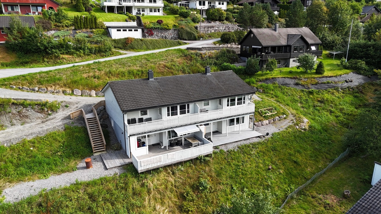 Leiligheten befinner seg i en korsdelt firmannsbolig. Galleribilde