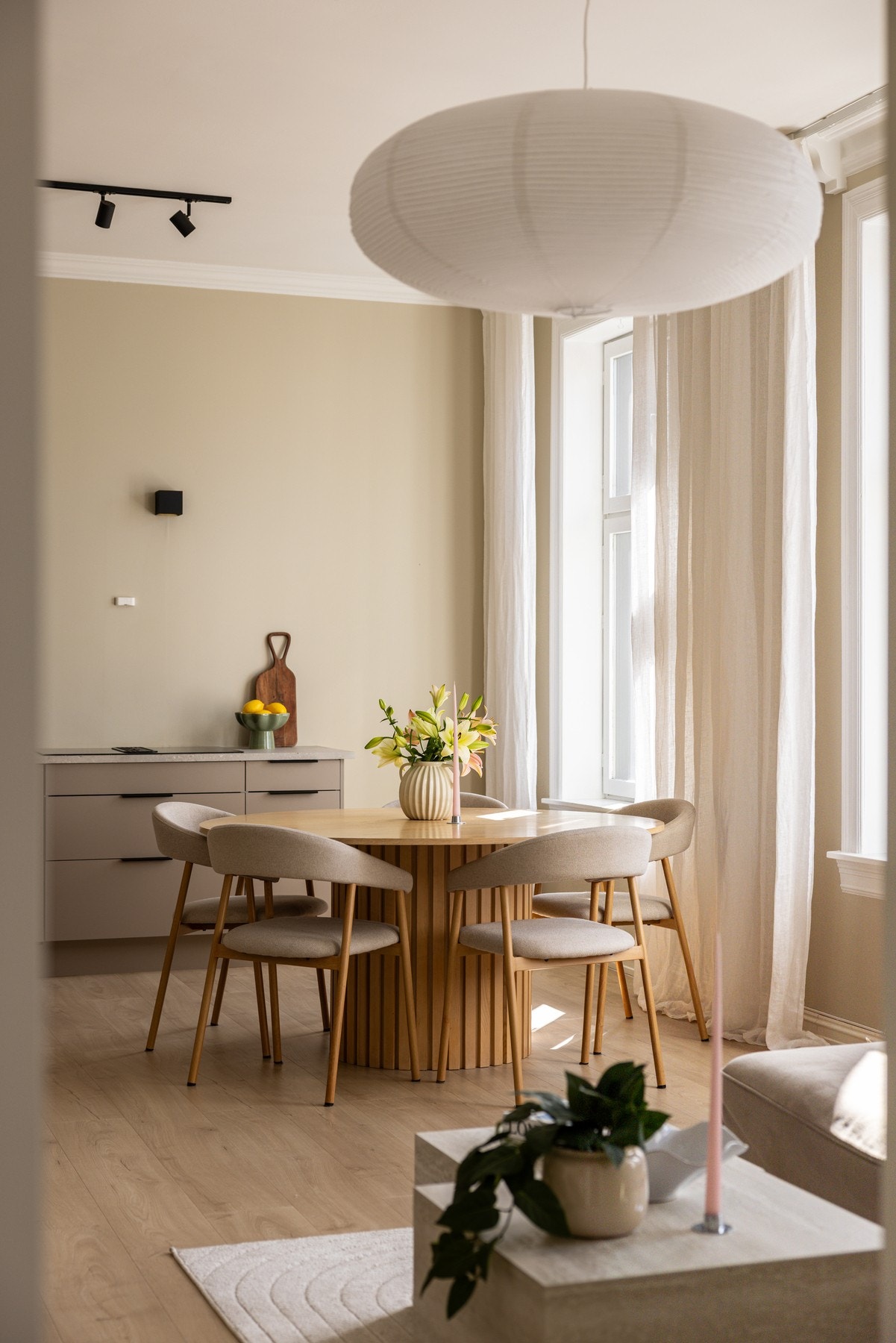 Leiligheten ligger i byggets toppetasje (4. etasje), og har en gjennomgående og god planløsning med et stort og sosialt oppholdsrom, 3 soverom, bad/vaskerom og ekstra toalettrom. Galleribilde