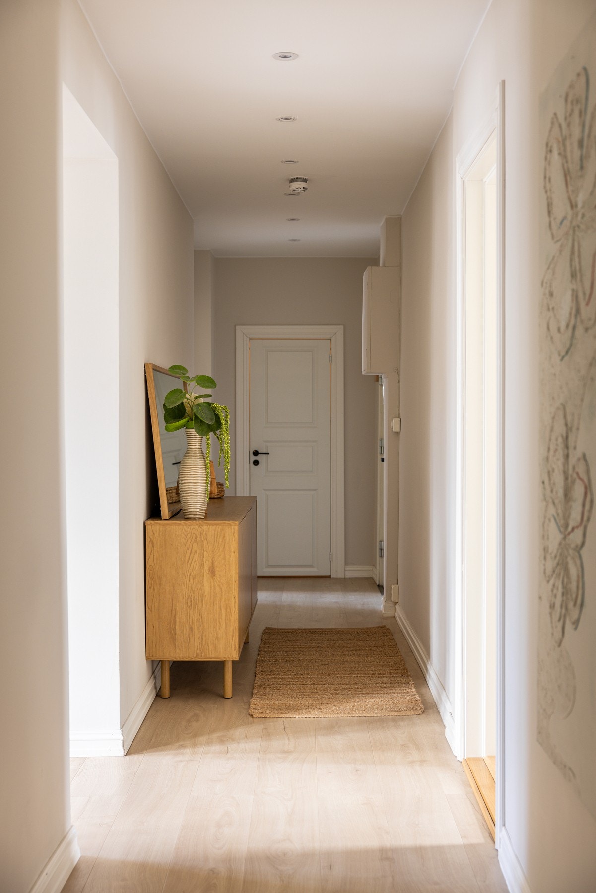 Du ønskes velkommen inn i en lys og innbydende entré med plass til garderobeløsning etter eget ønske og behov. Praktisk med kodelås montert på ytterdøren. Galleribilde