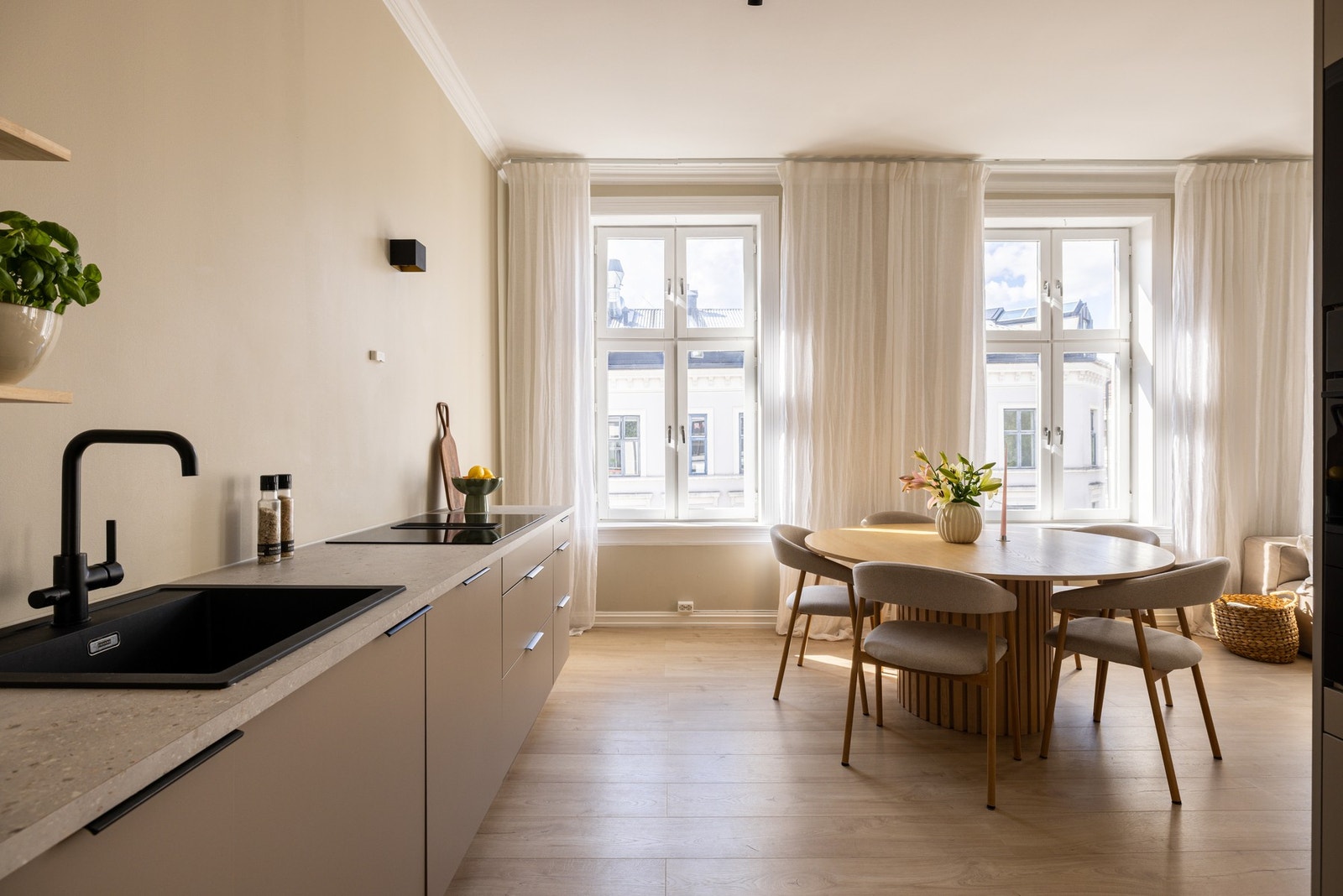 Det er også montert komfyrvakt over platetoppen og lekkasjestopper i benkeskap. Galleribilde
