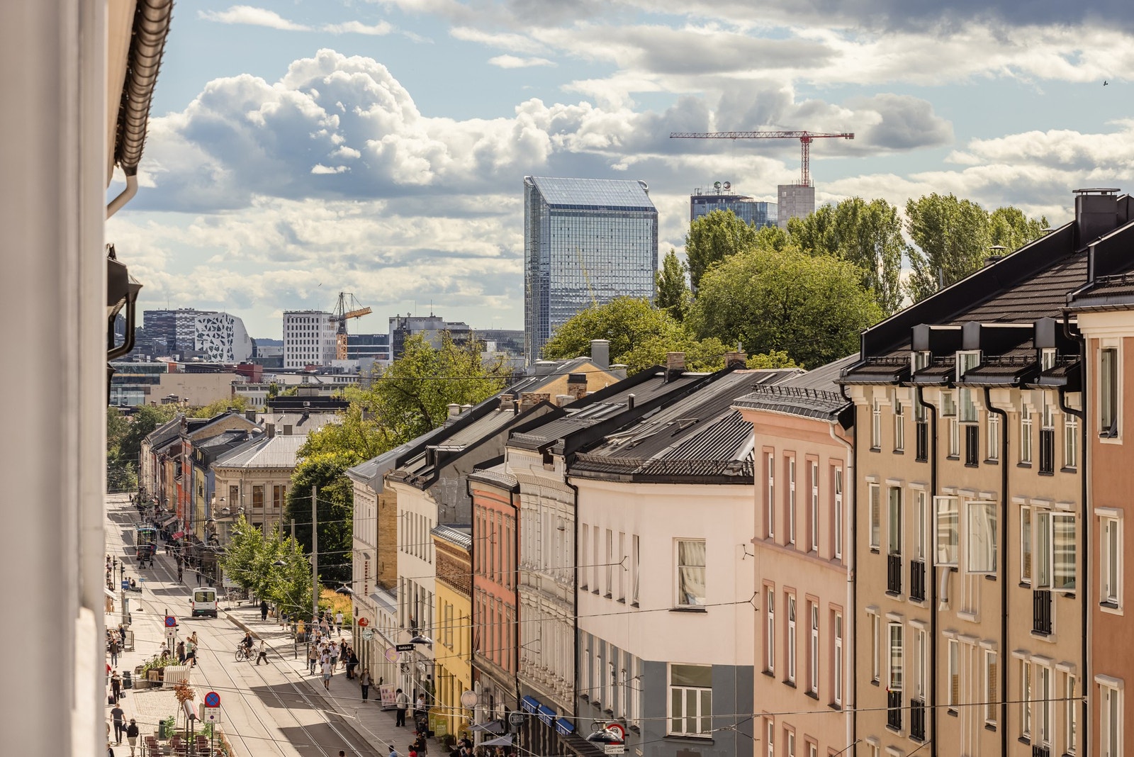 Her bor du høyt og fritt i byggets toppetasje (4. etasje) med fin utsikt over nabolaget og videre ned mot Barcode. Galleribilde