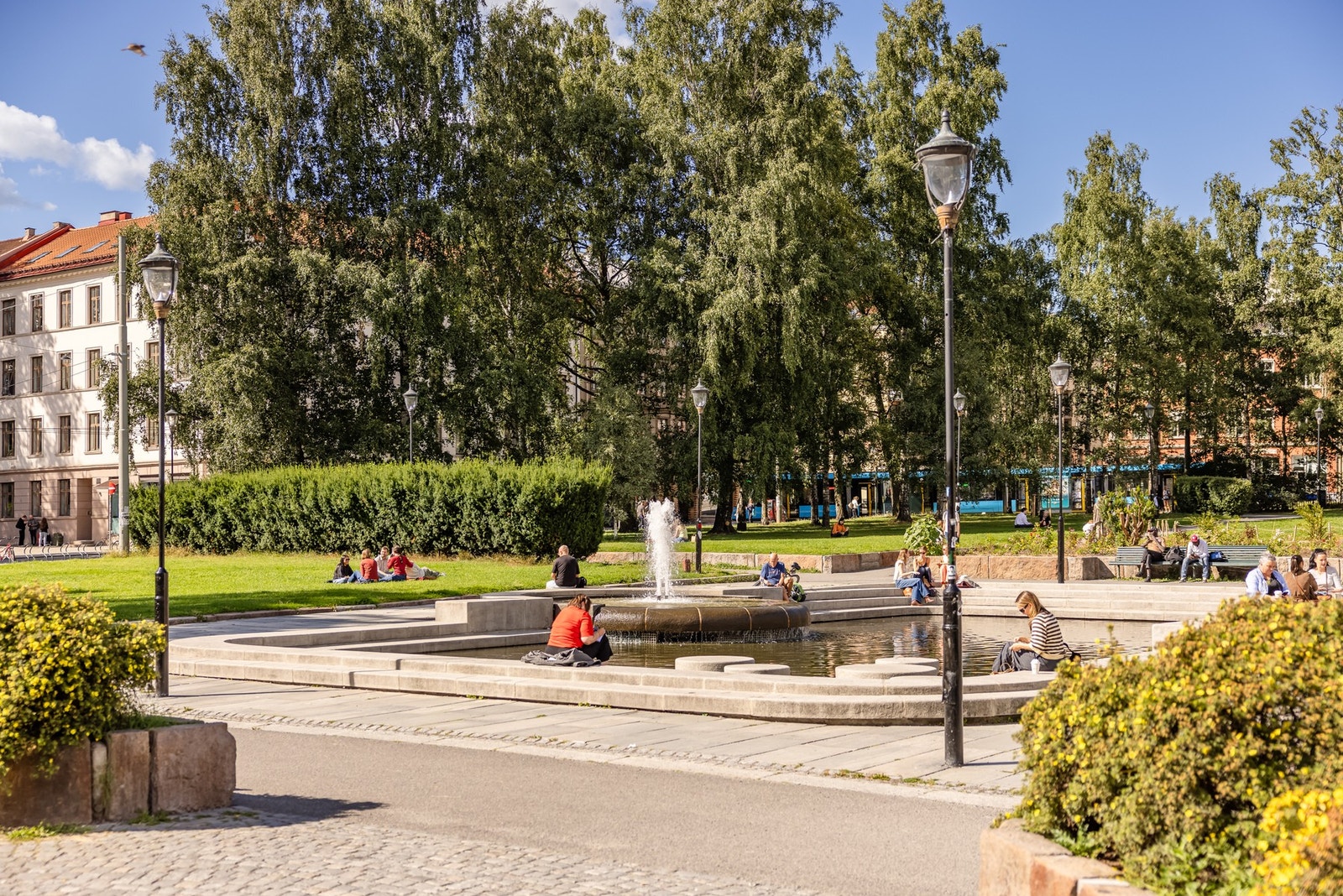 Her kan man gjøre alt fra å gå på loppemarked, besøke Bondens marked, ha piknik, sole seg eller bare slappe av med en god bok. Galleribilde