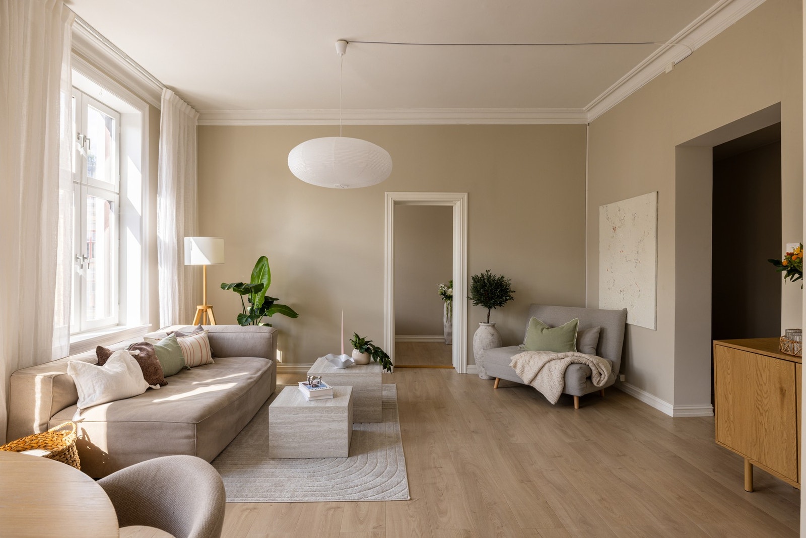 Stuen har tre store klassiske vinduer mot vest som sørger for rikelig med naturlig lys. Alle vinduene har fine brede vinduskarmer som er perfekte for planter og dekor. Galleribilde
