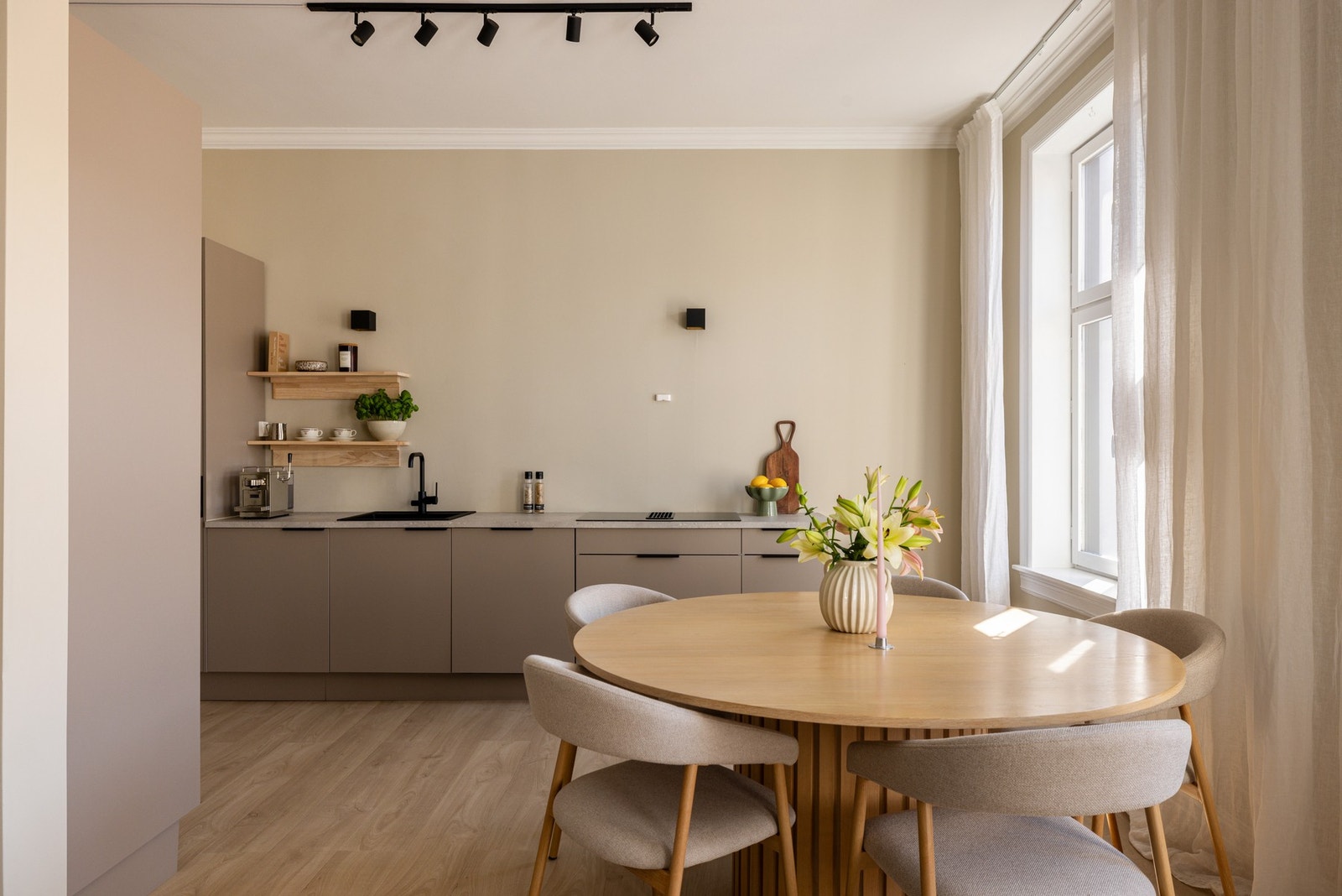 Kjøkkenet ligger i en fin og sosial åpen løsning med stuen. Galleribilde
