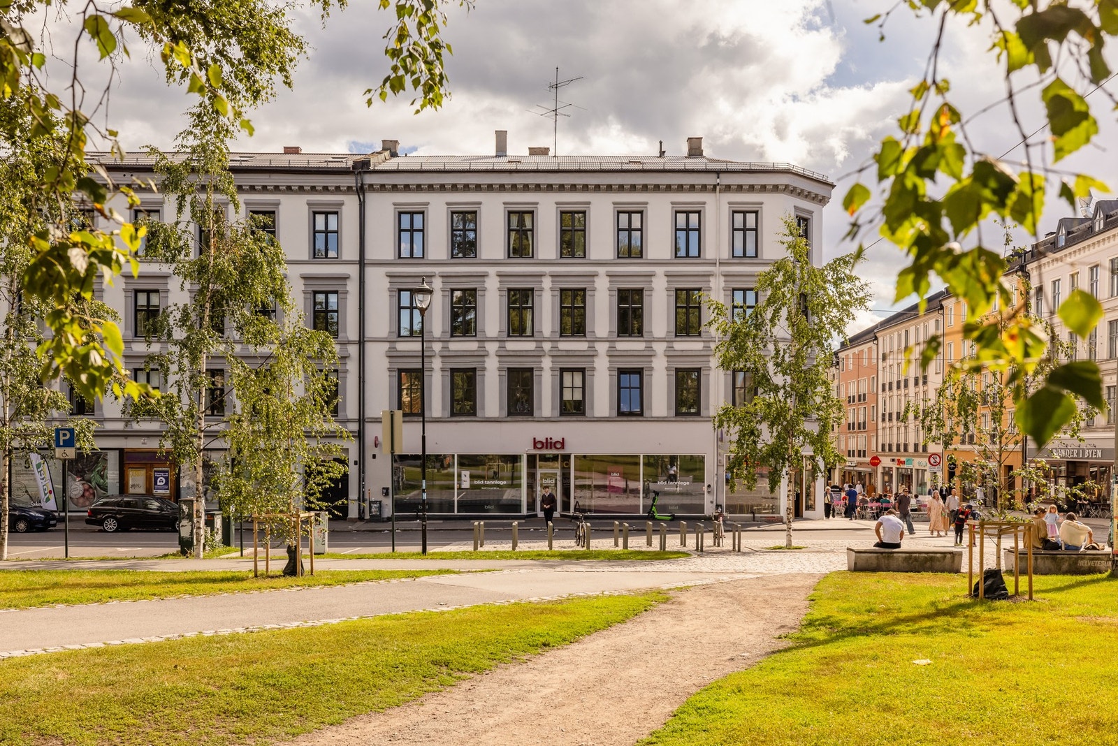 Bygården sett fra parken på Birkelunden. Galleribilde