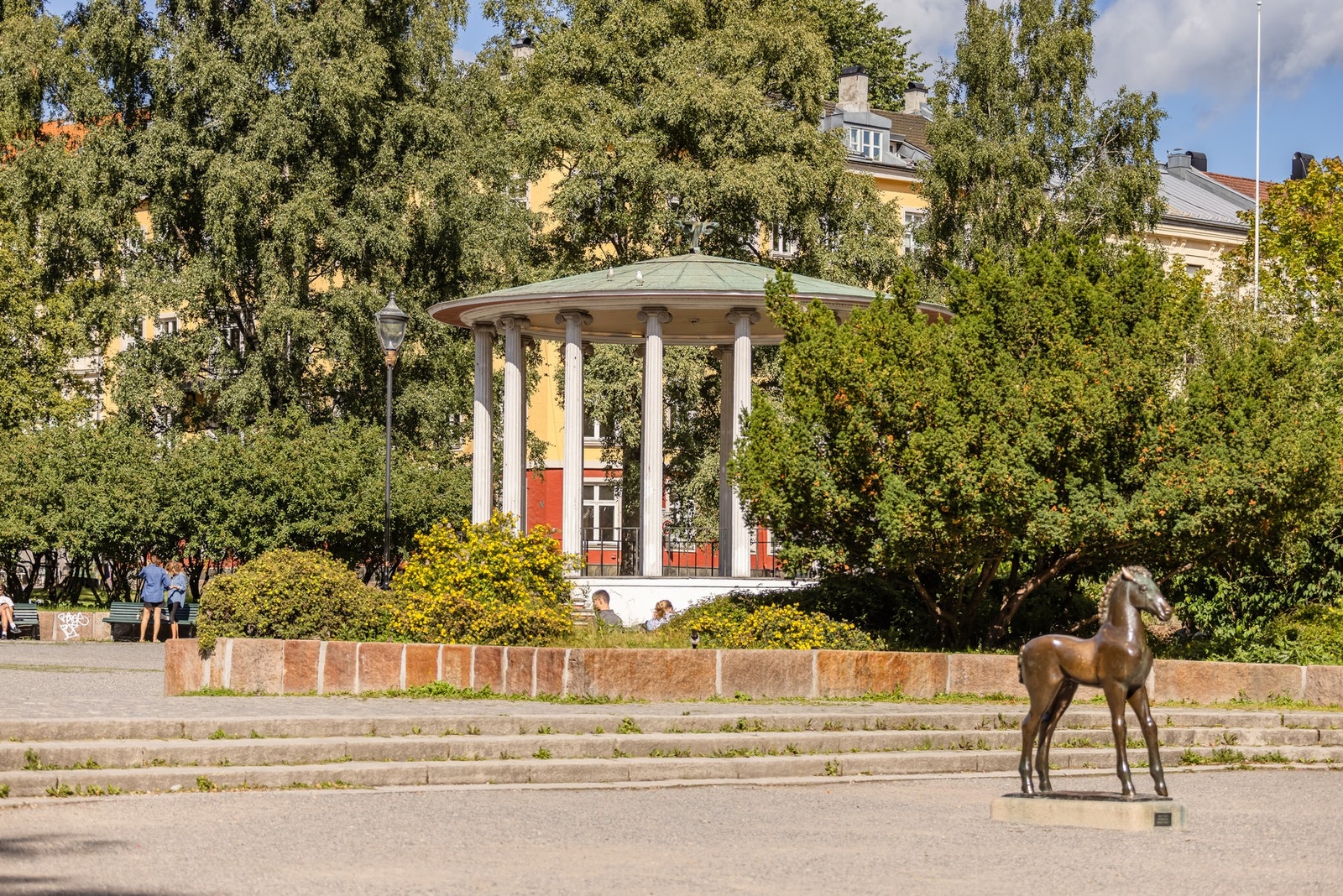 Det finnes også mange parker i området som Birkelunden rett utenfor døren, Sofienbergparken og Olaf Ryes plass. Galleribilde