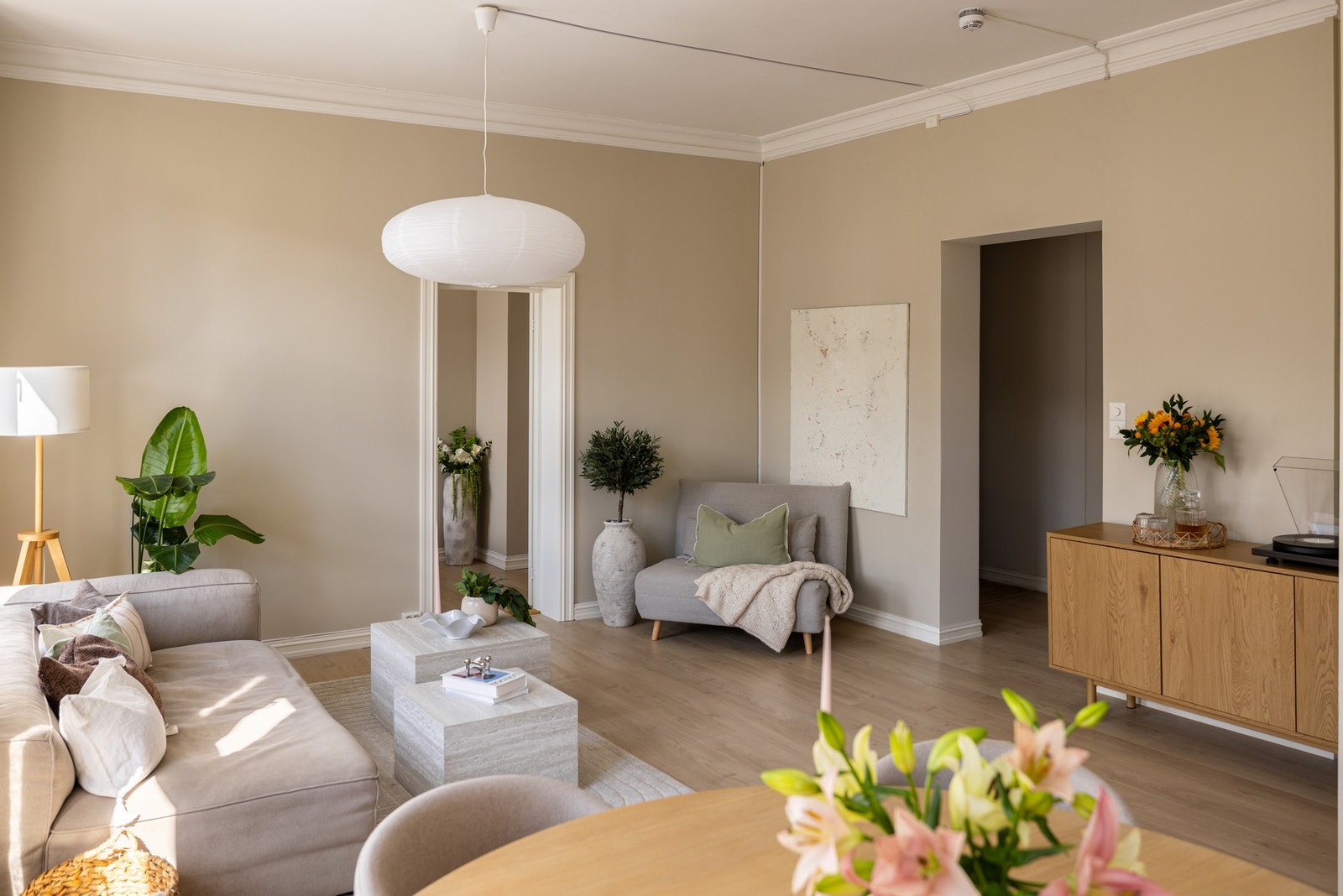 Leiligheten holder en gjennomgående god standard fra 2025 med moderne enstavs laminat på gulv og glatte overflater malt i en innbydende farge. Galleribilde