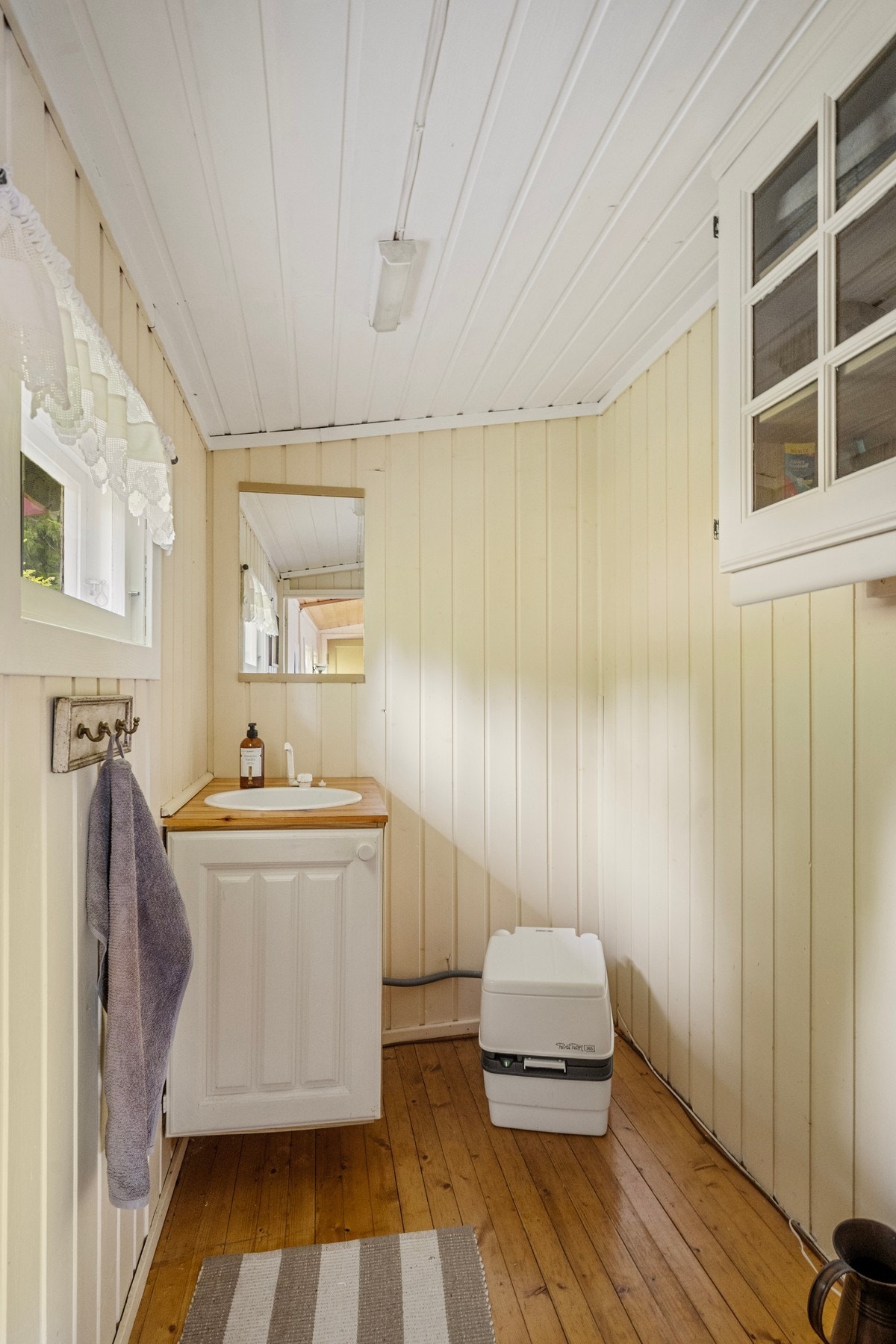 I 2013 ble det installert solcelleanlegg og laget et enkelt bad med hyttedusj. Galleribilde