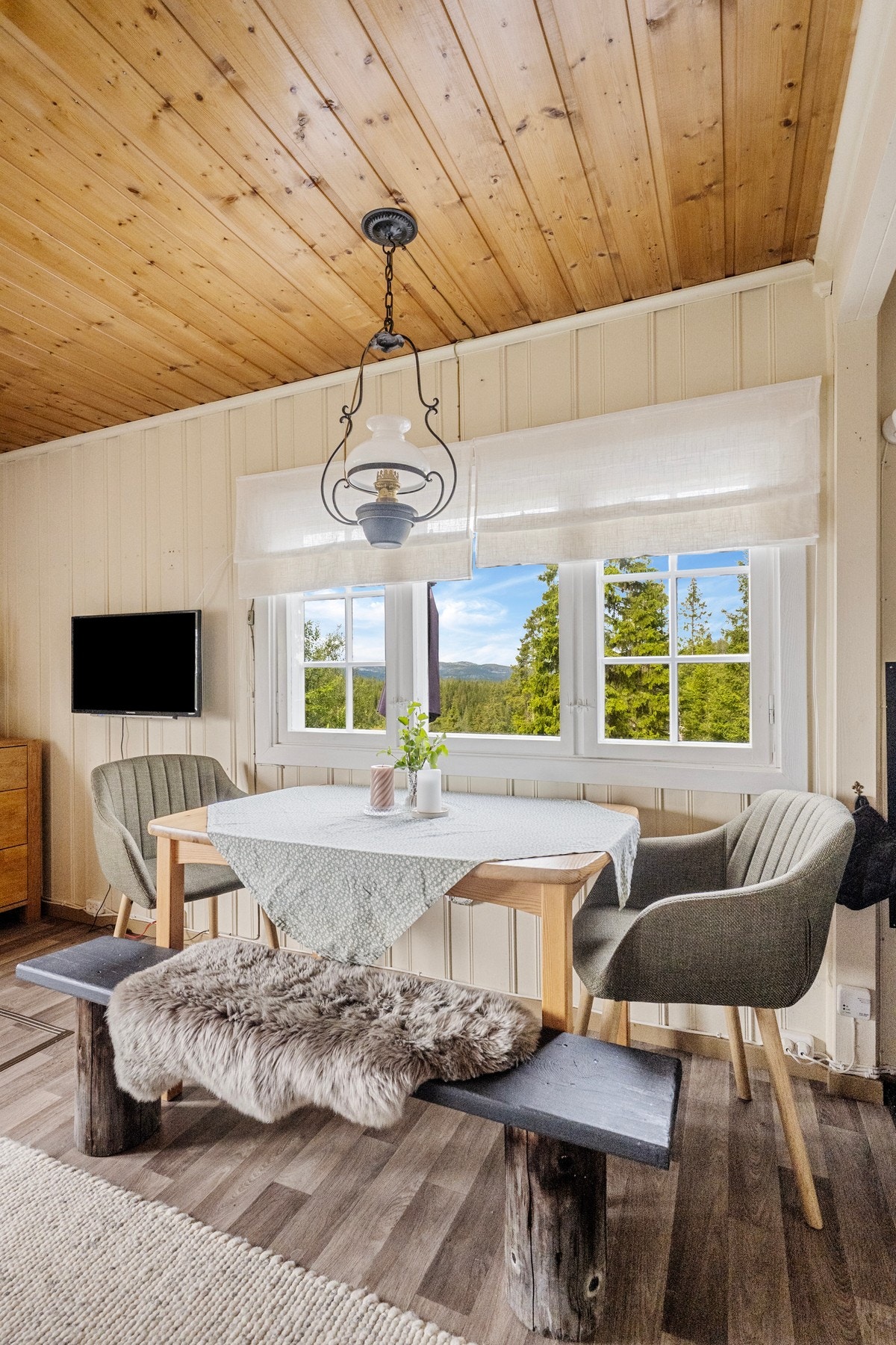 Stuen er romslig med plass til både spisebord og sofagruppe. Galleribilde