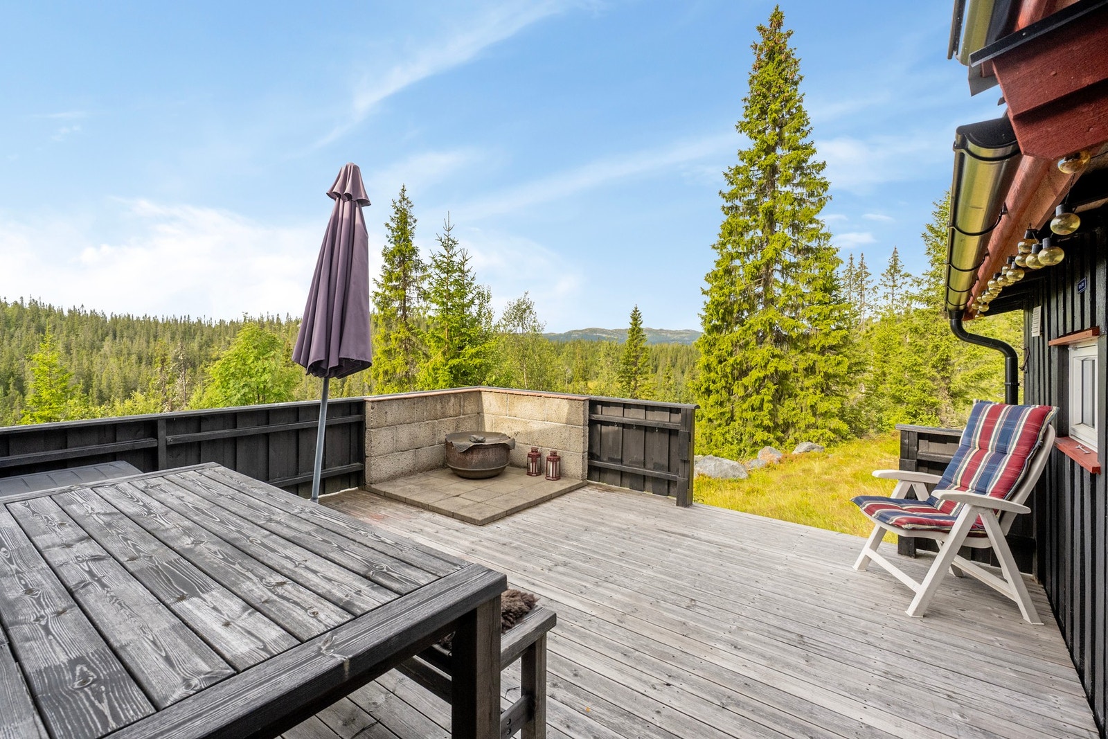 Hytta ligger høyt og fritt, ca. 860 moh., med gode sol- og utsiktsforhold. Galleribilde