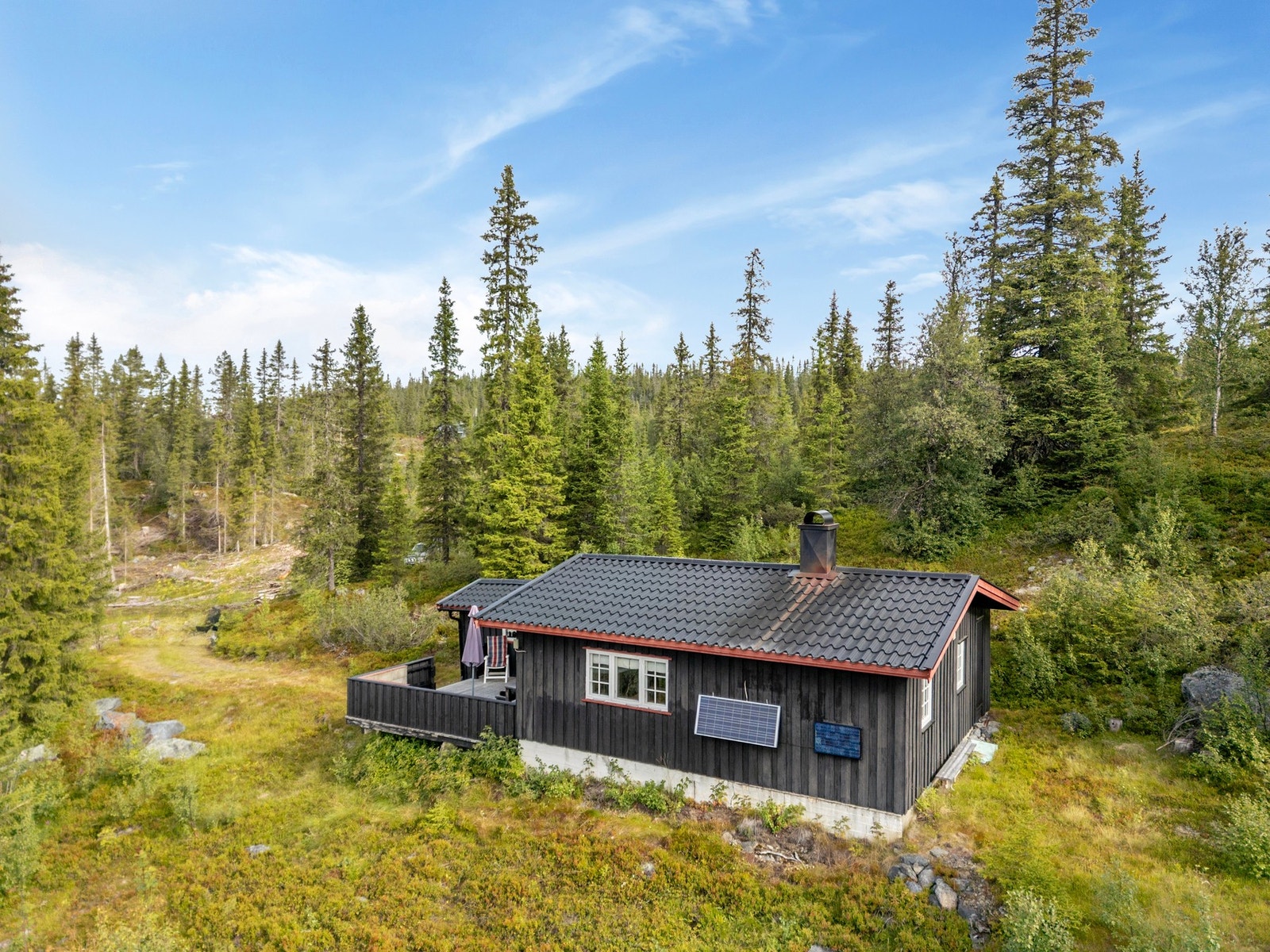 Eiendommen ligger idyllisk til i Etnedal, i et rolig og naturskjønt område med sydvestvendt beliggenhet. Hytta har en landlig og tilbaketrukket beliggenhet, med spredt bebyggelse i området rundt. Galleribilde