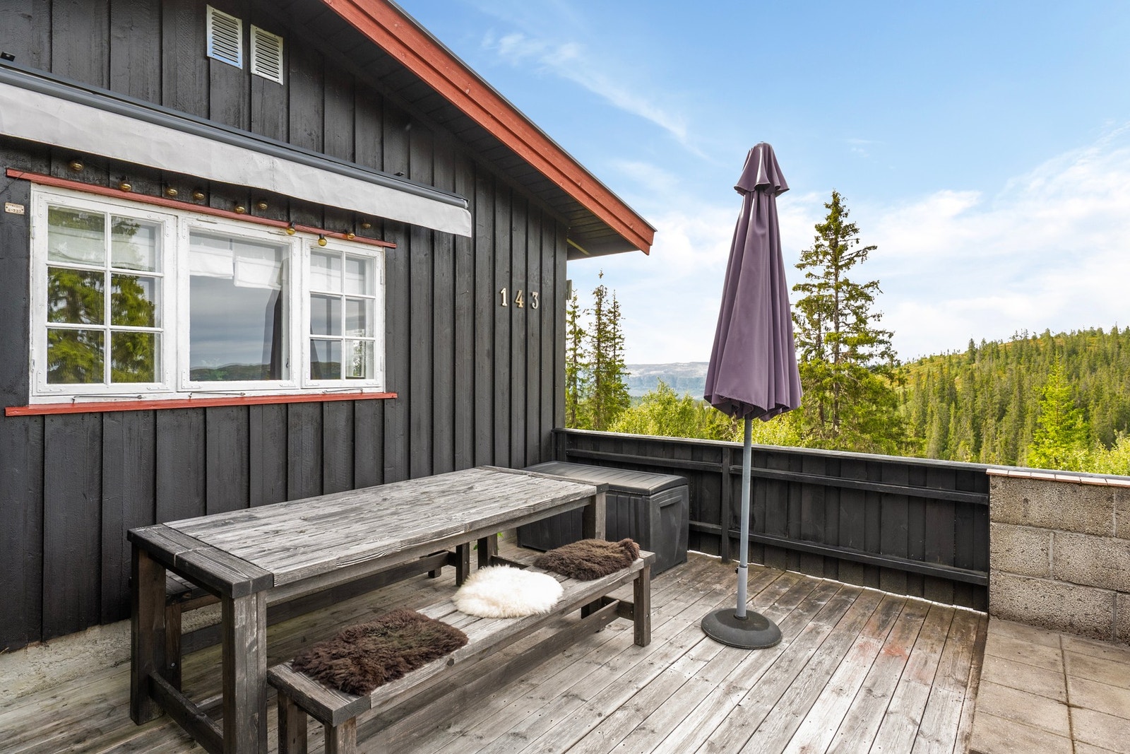 Her er det god plass til utemøbler, og terrassen innbyr til lange dager utendørs med måltider, grilling og hyggelig samvær. Et fint sted å nyte rolige dager på hytta og den flotte naturen rundt. Galleribilde