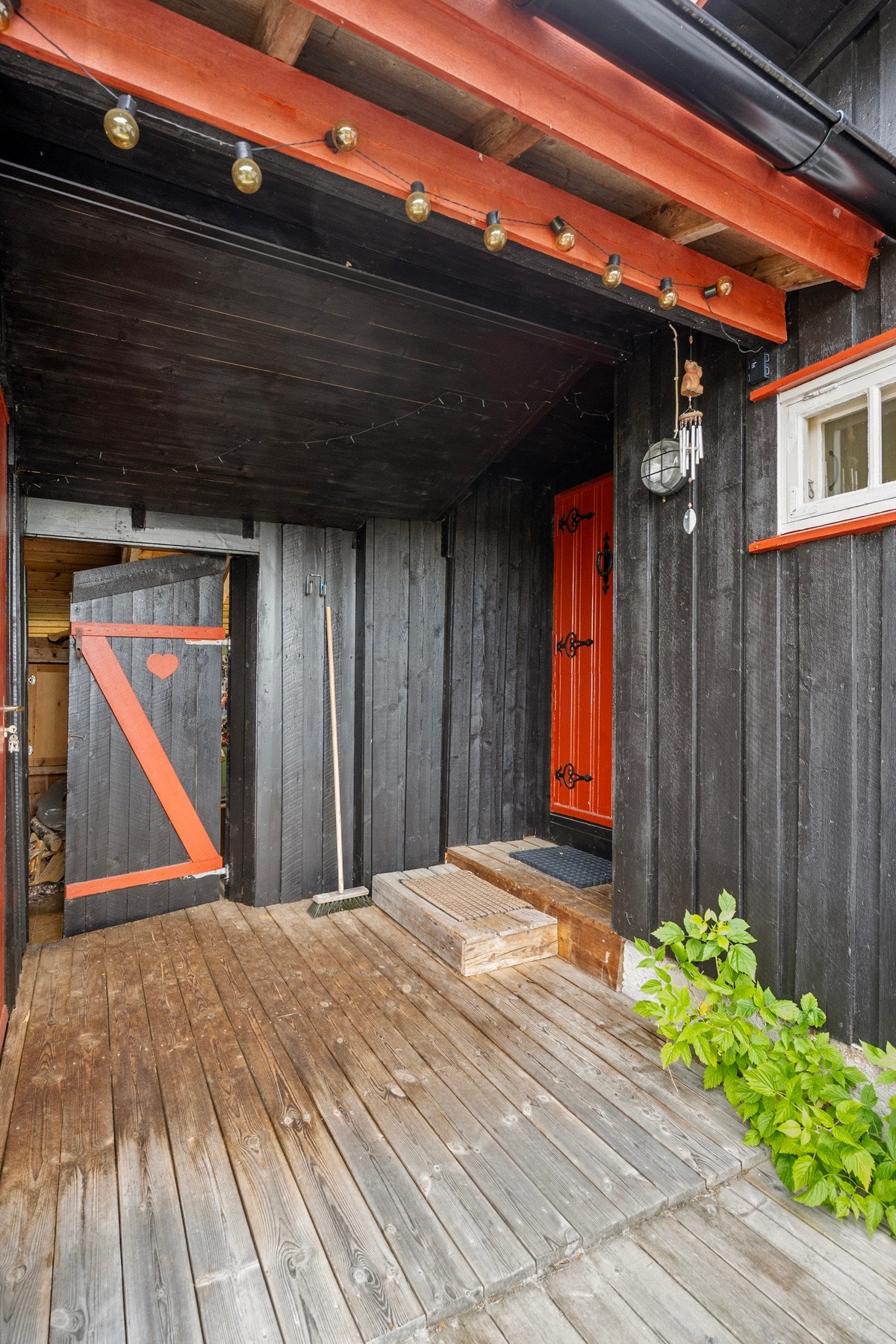 Foran inngangspartiet er det en stor og hyggelig terrasse, som blir en naturlig del av hyttelivet. Galleribilde