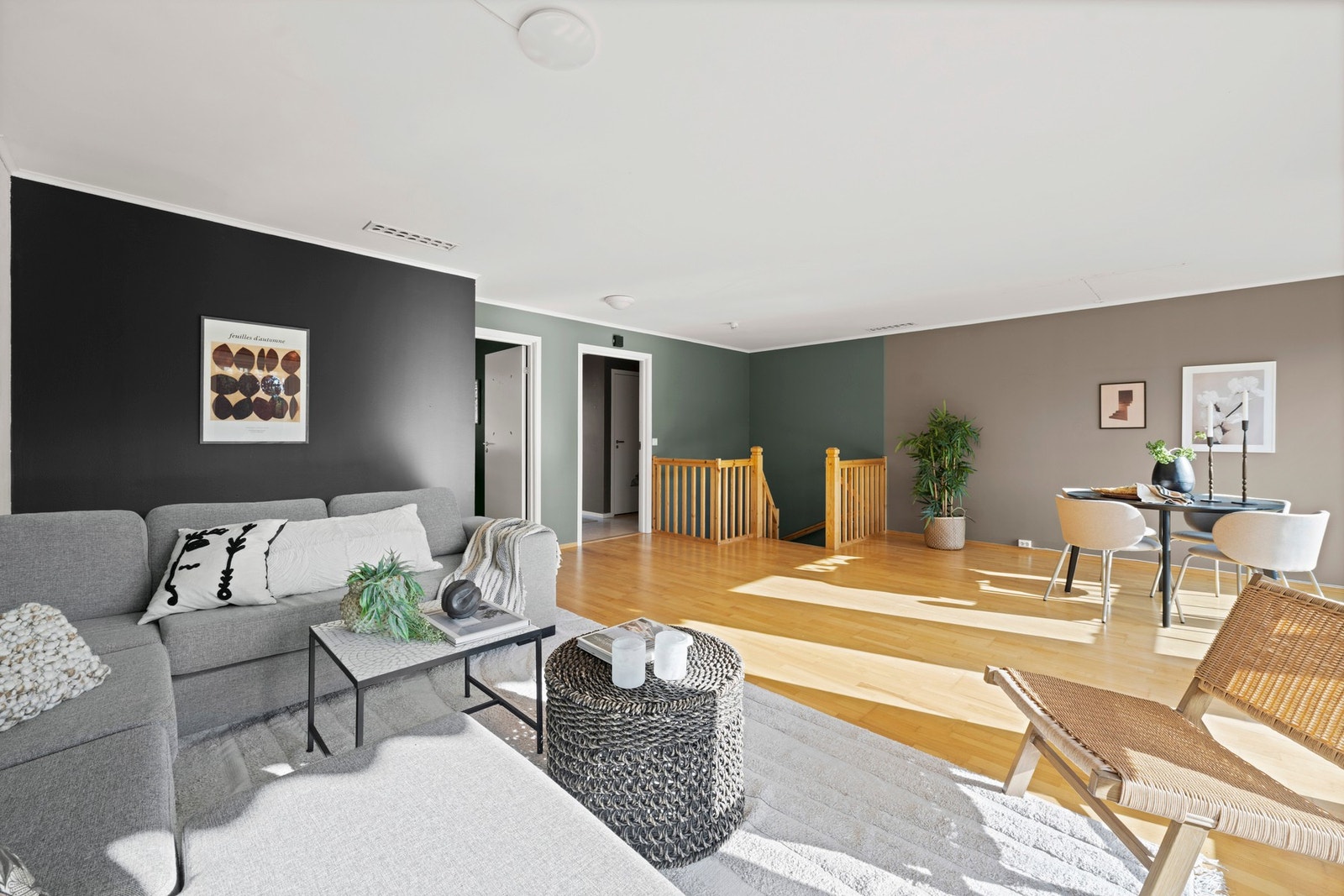 Stuen byr på god plass til både sofagruppe og spiseplass - perfekt for familieliv og sosiale sammenkomster. Galleribilde
