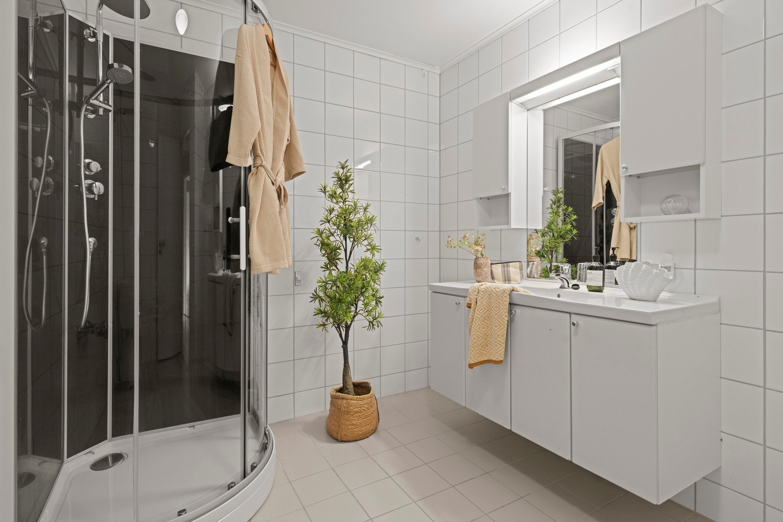 Badet er innredet med servant, toalett og dusjkabinett, samt opplegg for badekar. Galleribilde
