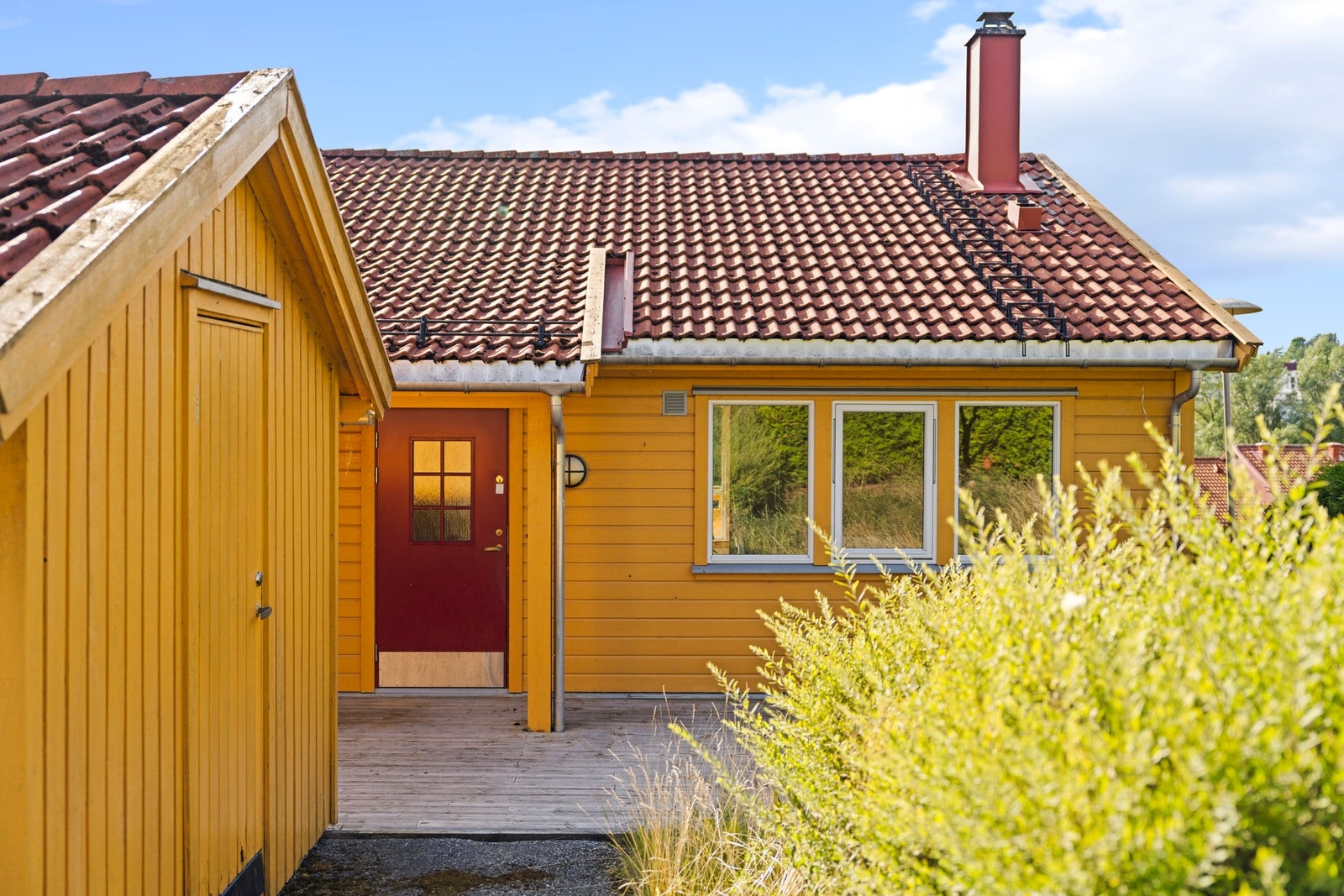 Boligen går over to plan og byr på en stor og lys stue med imponerende vindusflater, romslig kjøkken med spiseplass, flere soverom, helfliset bad, separat toalettrom og eget vaskerom Galleribilde