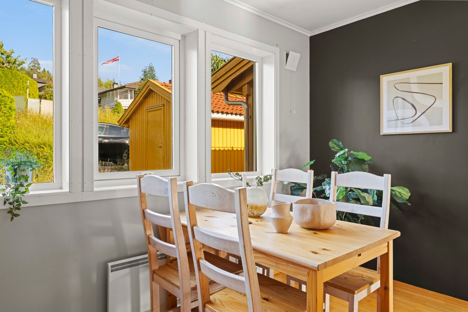Store vindusflater sørger for godt med naturlig lys og en trivelig atmosfære rundt spiseplassen. Galleribilde