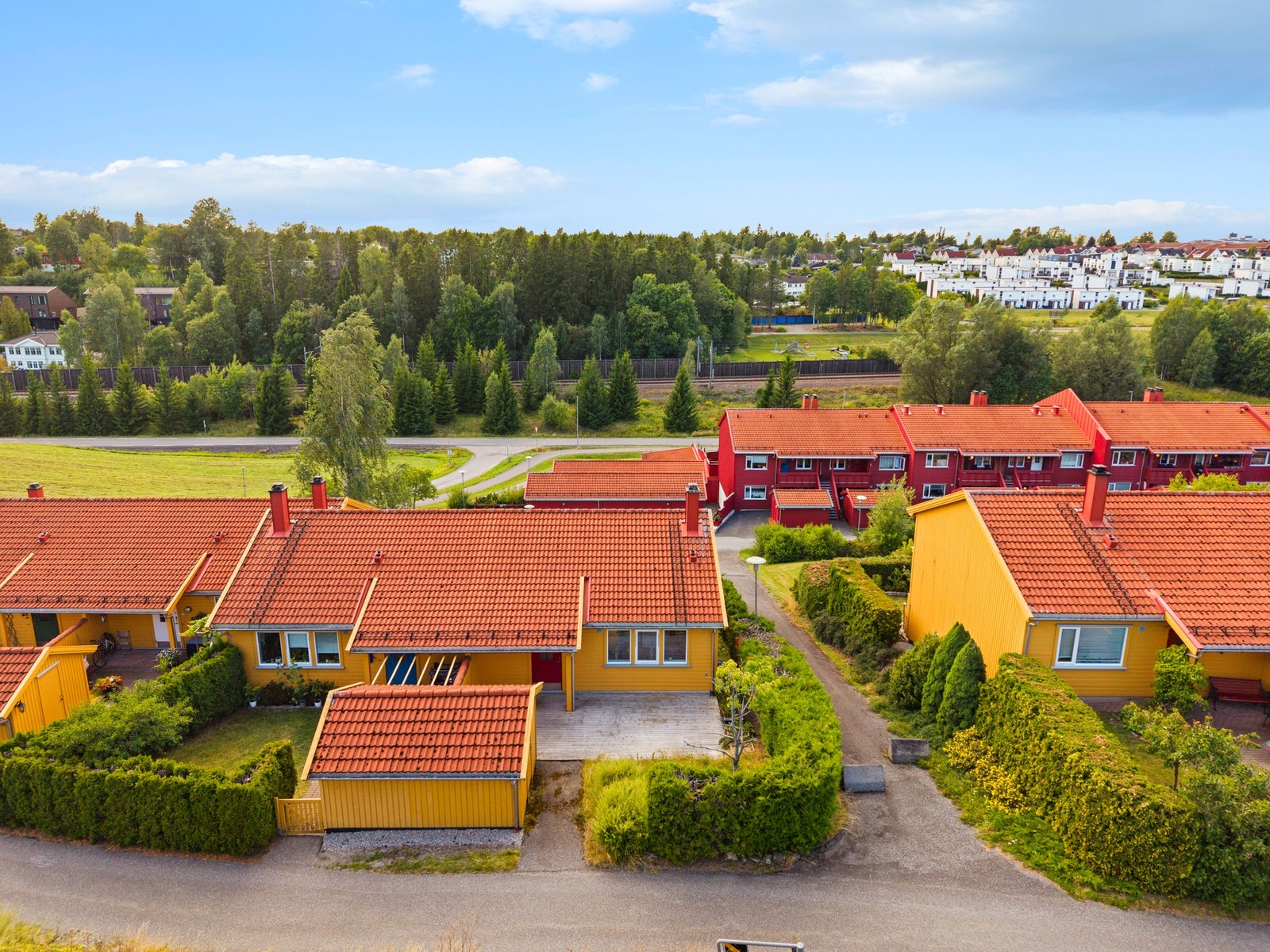 Sollia borettslag har en attraktiv og rolig beliggenhet i utkanten av Ås sentrum, med en høytliggende plassering som gir gode solforhold og vestvendt orientering Galleribilde