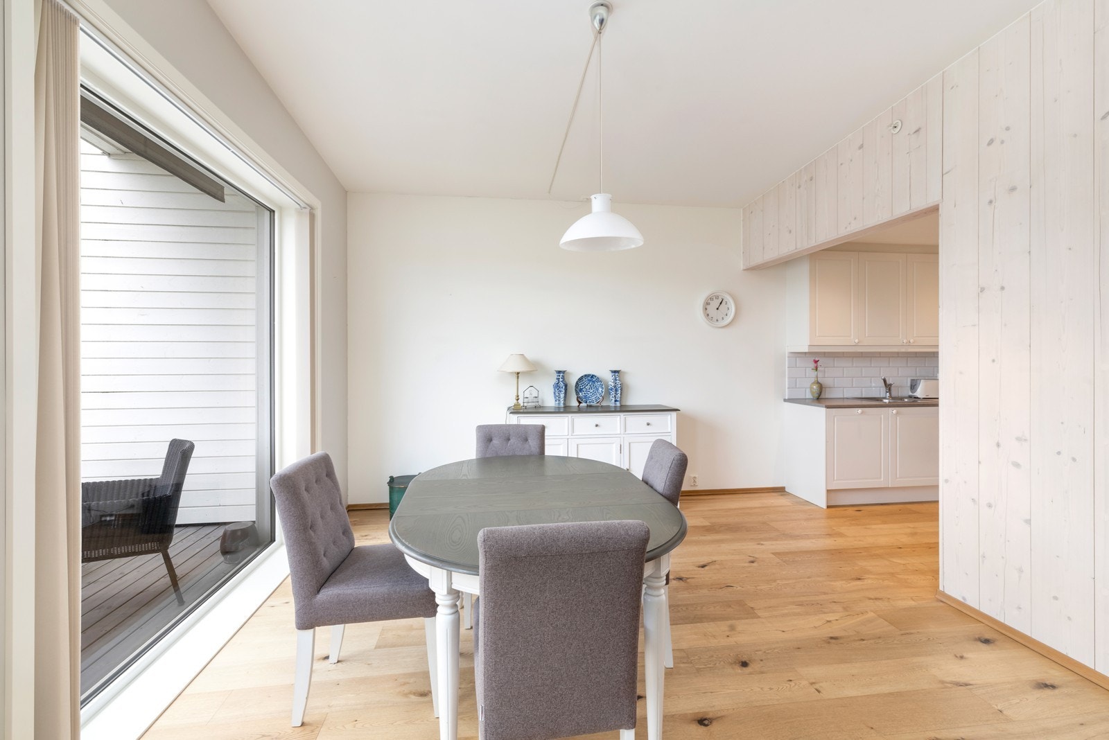 Delvis åpen kjøkkenløsning, der selve kjøkkenet er skjermet fra sofasalongen. Galleribilde