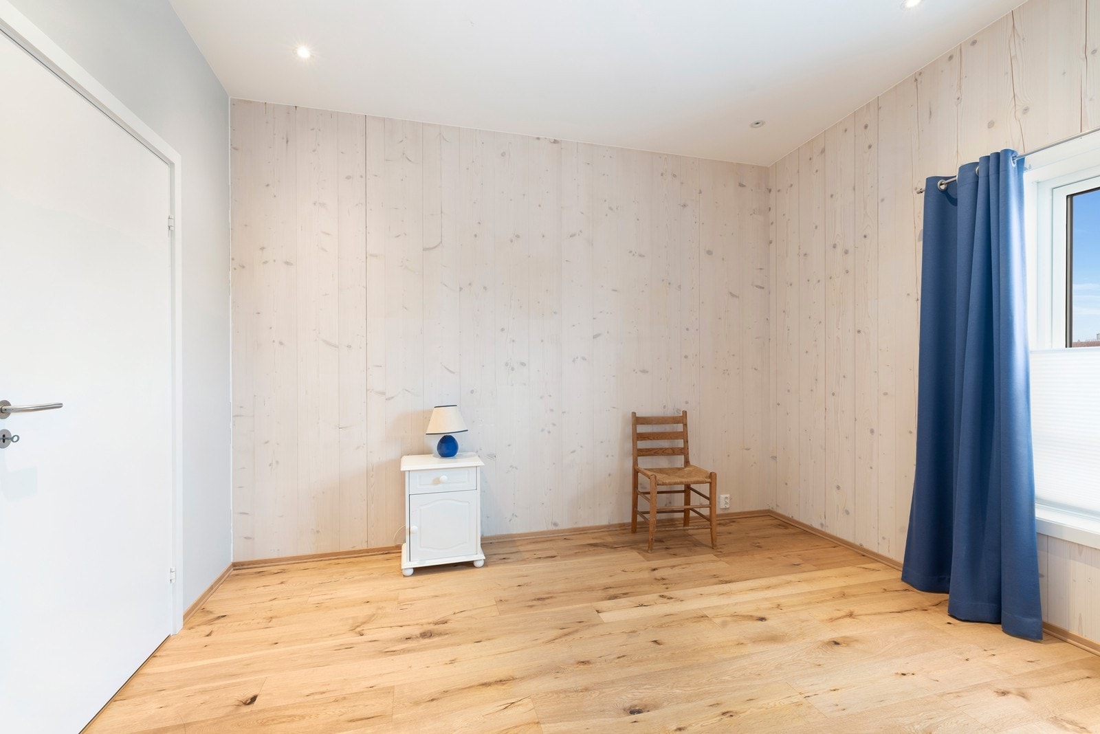 Soverom med adkomst til garderoberom. Galleribilde