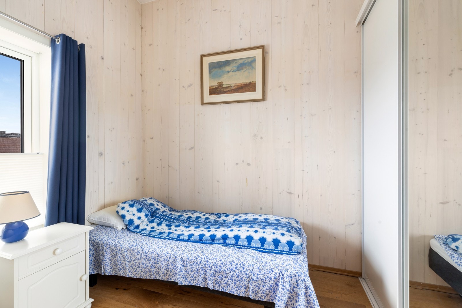 Soverom med skyvegarderobe. Galleribilde