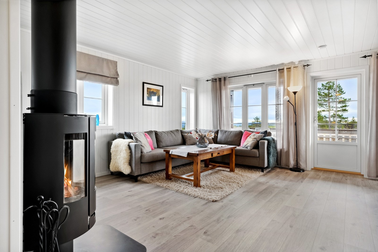 Store vindusflater slipper inn mye natrulig lys, samtidig som de gir deg godt utstyn til den flotte naturen. Galleribilde
