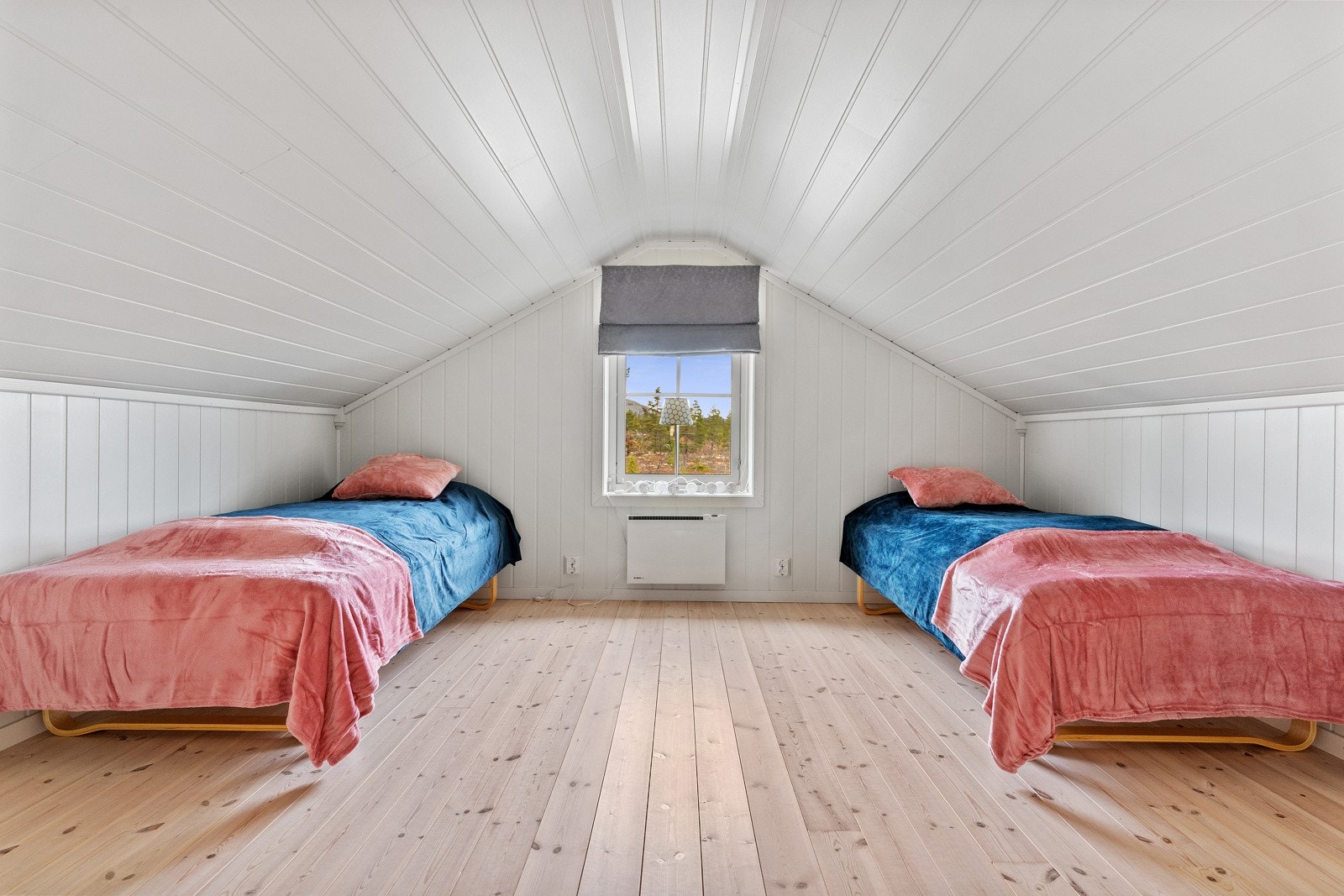 Rom på hems innredet som soverom. Galleribilde