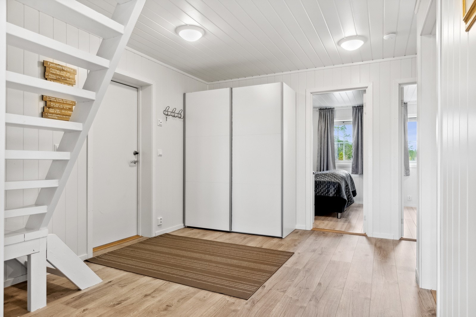 Vel inne i hytta møtes du av en stor og lys entre, med god plass til garderobeskap for oppbevaring av yttertøy og sko. Galleribilde