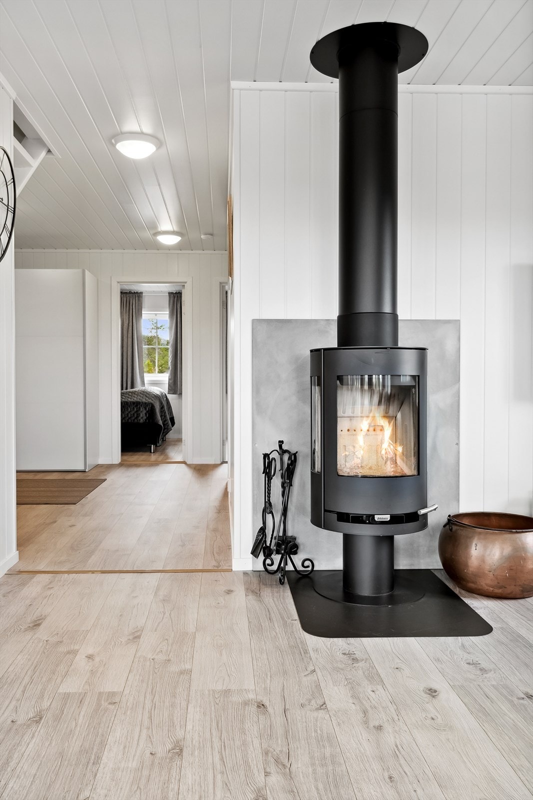 Hytta varmes opp med blant annet vedfyring, og det er gulvvarme i flere rom. Galleribilde