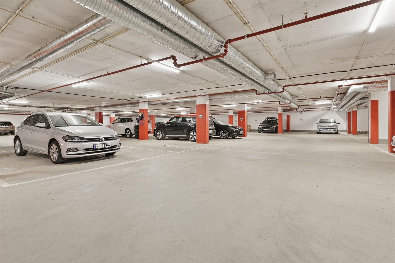 Det medfølger parkeringsplass i felles garasjeanlegg med mulighet for installering av el-bil lader. Galleribilde