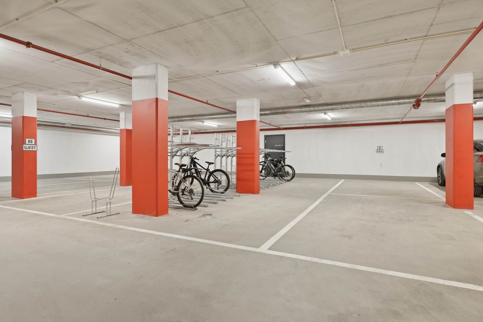 Gjesteparkering i garasjeanlegget. Galleribilde