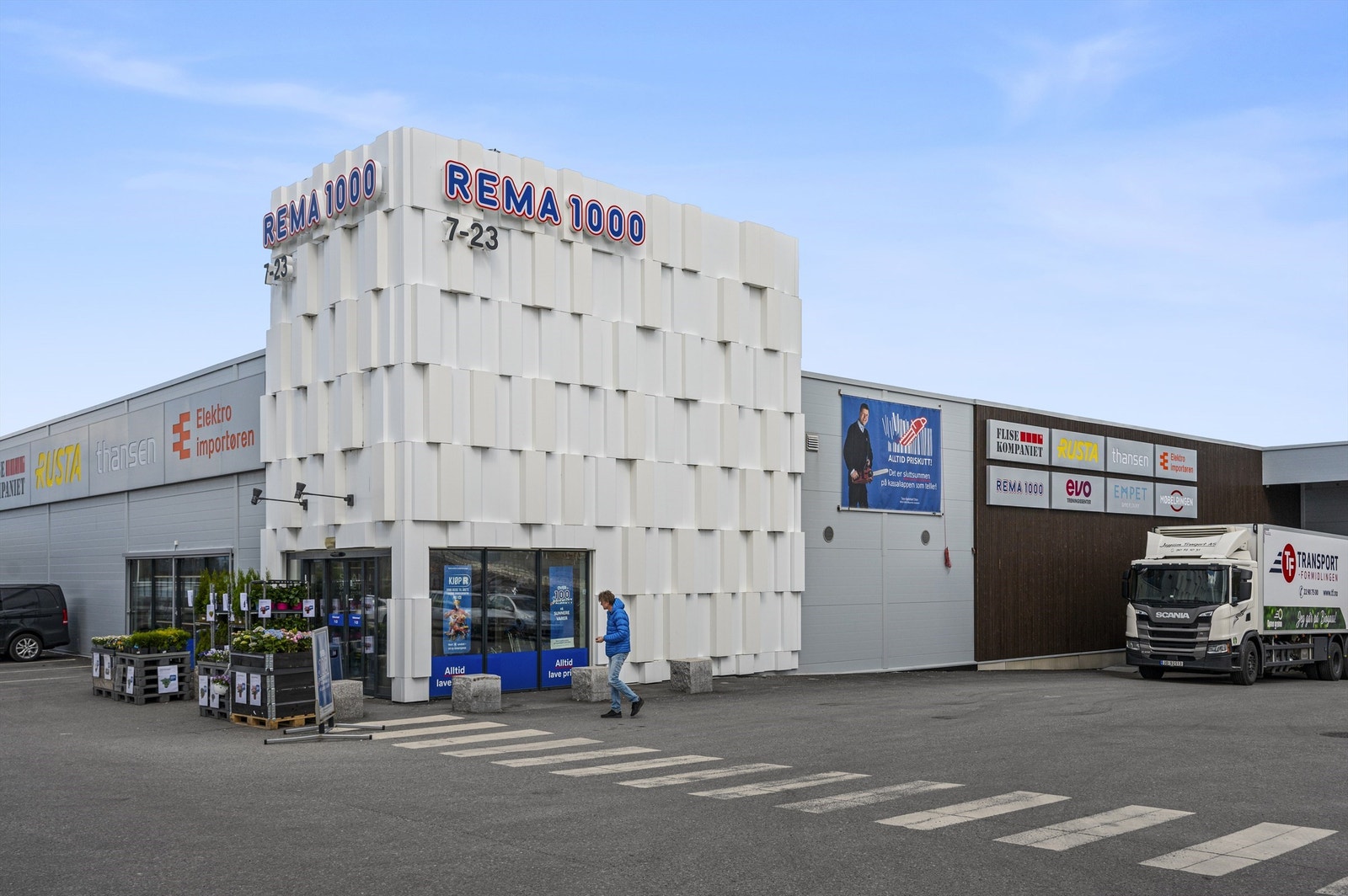 Boligen ligger i et barnevennlig og populært boligområde i Jessheim. Området har umiddelbar nærhet til skoler, barnehager, offentlig kommunikasjon, samt et rikt utvalg av fasiliteter og servicetilbud. Galleribilde