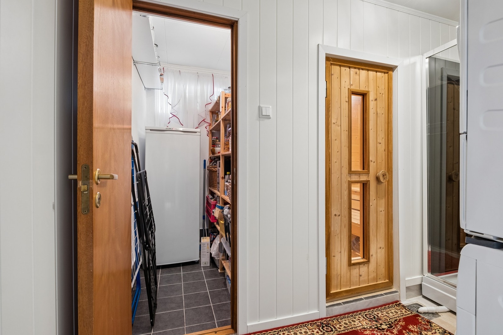 Innenfor vaskerommet finner man bod og badstue. Galleribilde