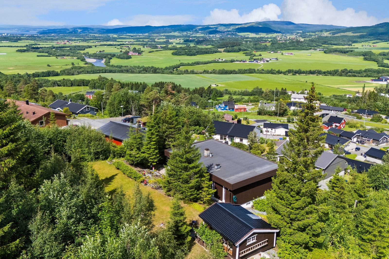 Dronefoto over eiendommen. Galleribilde