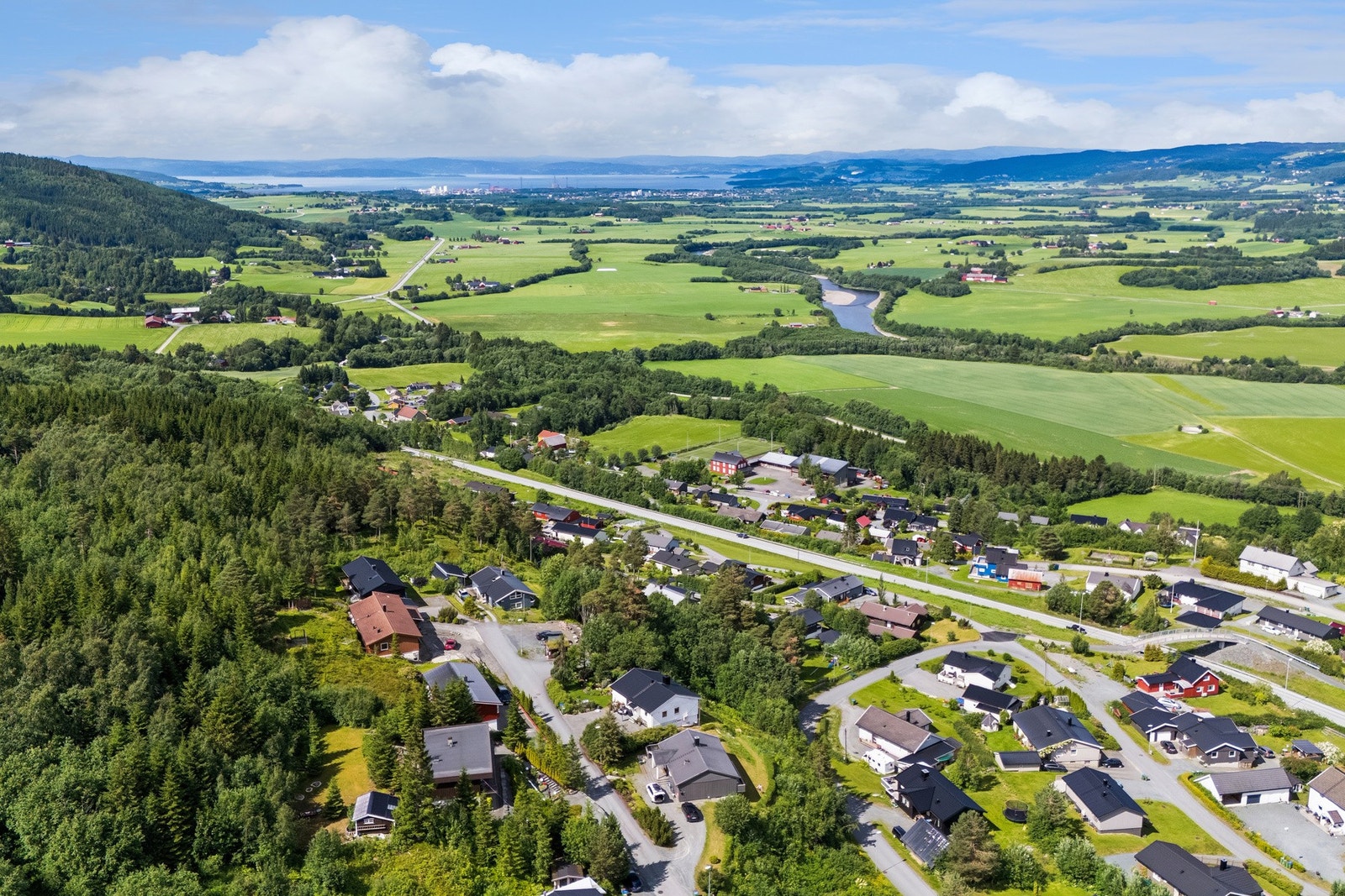 Fra eiendommen er det flott utsikt utover bygda og mot fjorden! Galleribilde