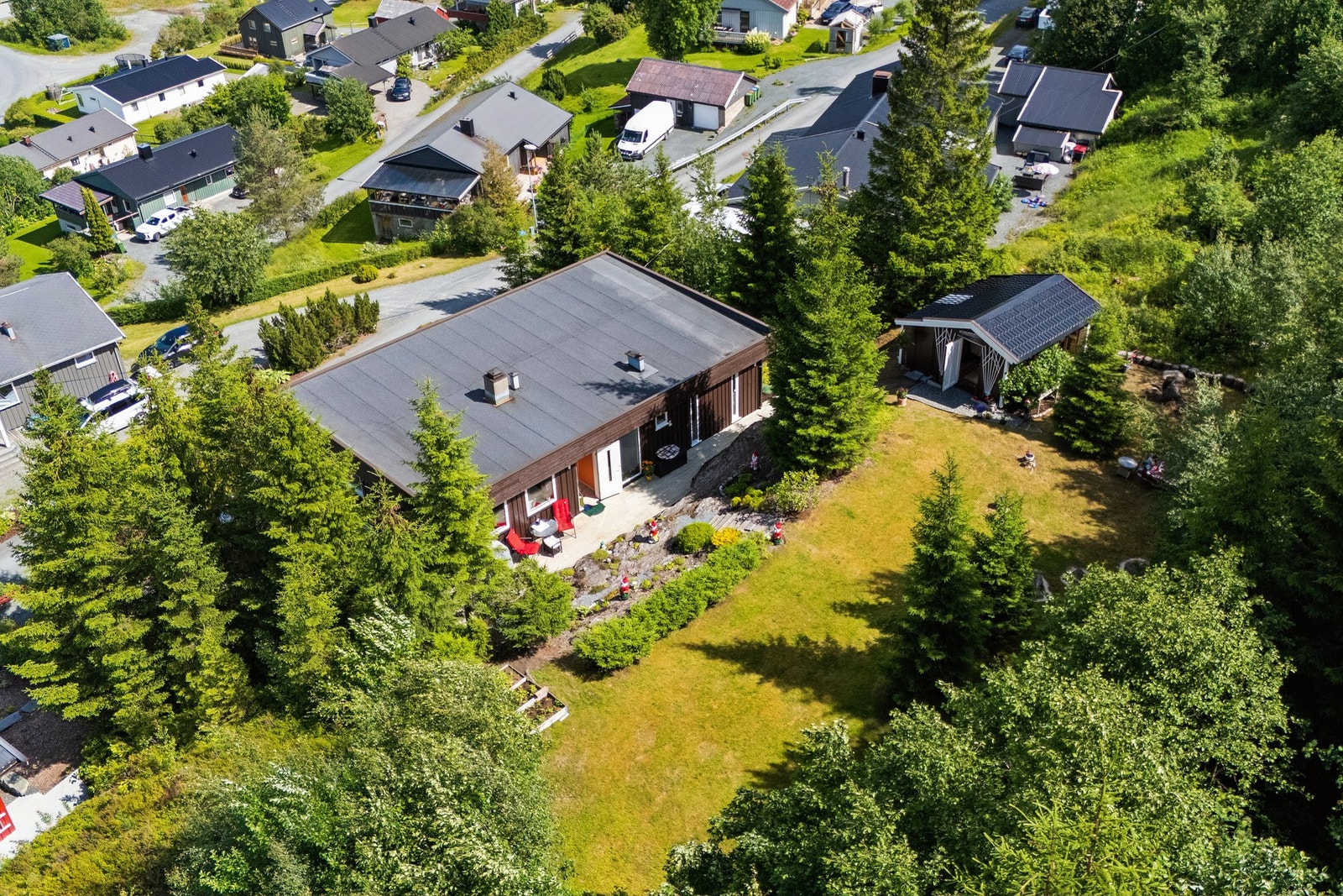 En godt vedlikeholdt enebolig beliggende i toppen av boligfeltet i Lysthaugen. Galleribilde