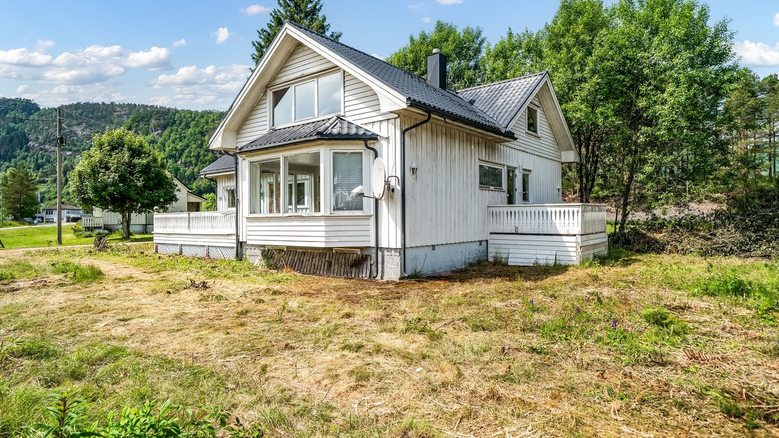 Stor bolig med renoveringsbehov på en flat sentral tomt. Galleribilde